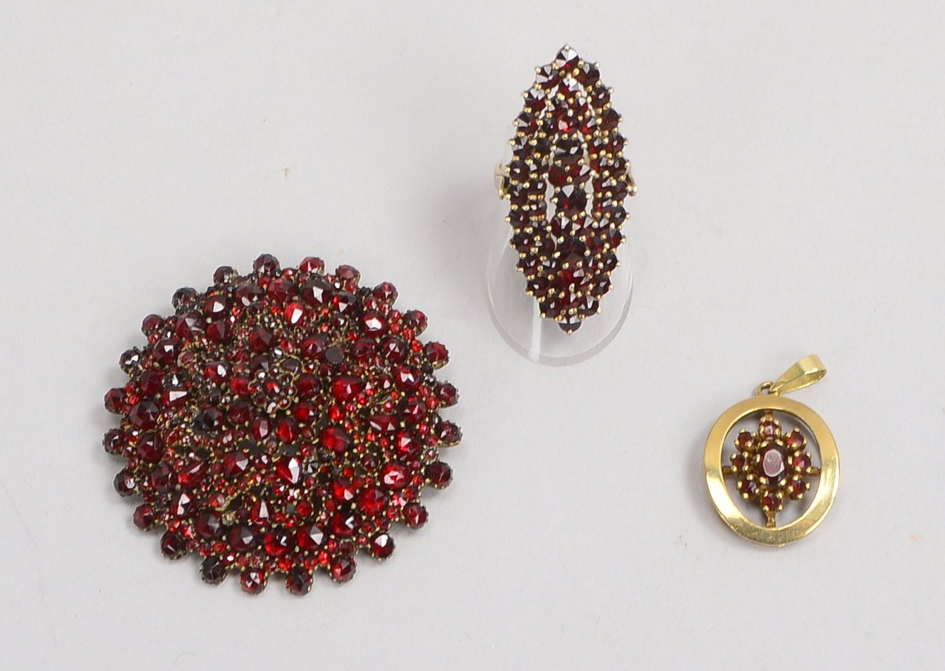 Granatschmuck-Konvolut, 3 Teile - je 1 Anhänger und 1 Brosche, Steine jeweils in Metallfassung; sowi