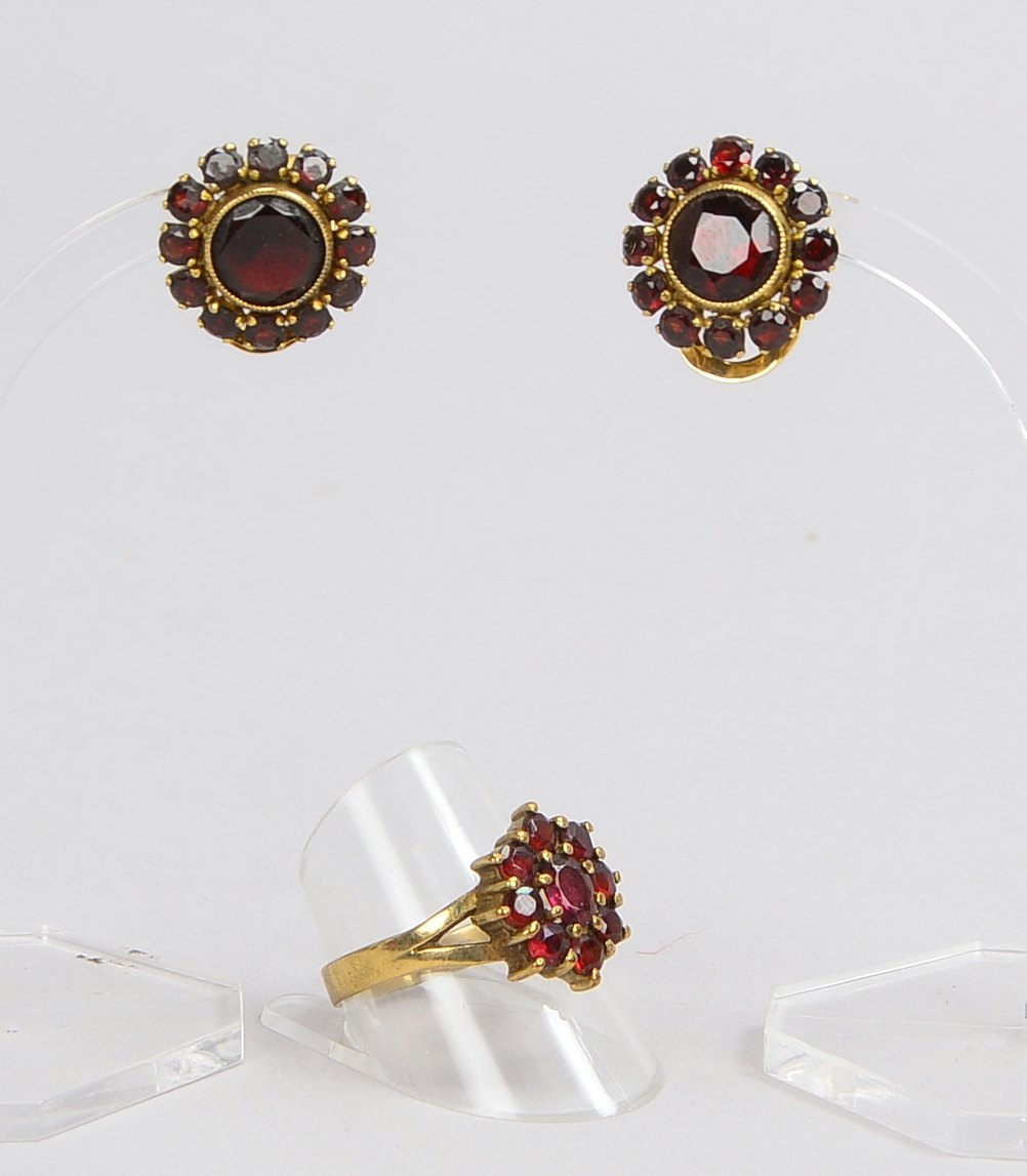 Granatschmuck-Konvolut, verschiedene Goldgehalte: 1x Ring, 585 GG (gestempelt), RG 62, Gewicht 4,50