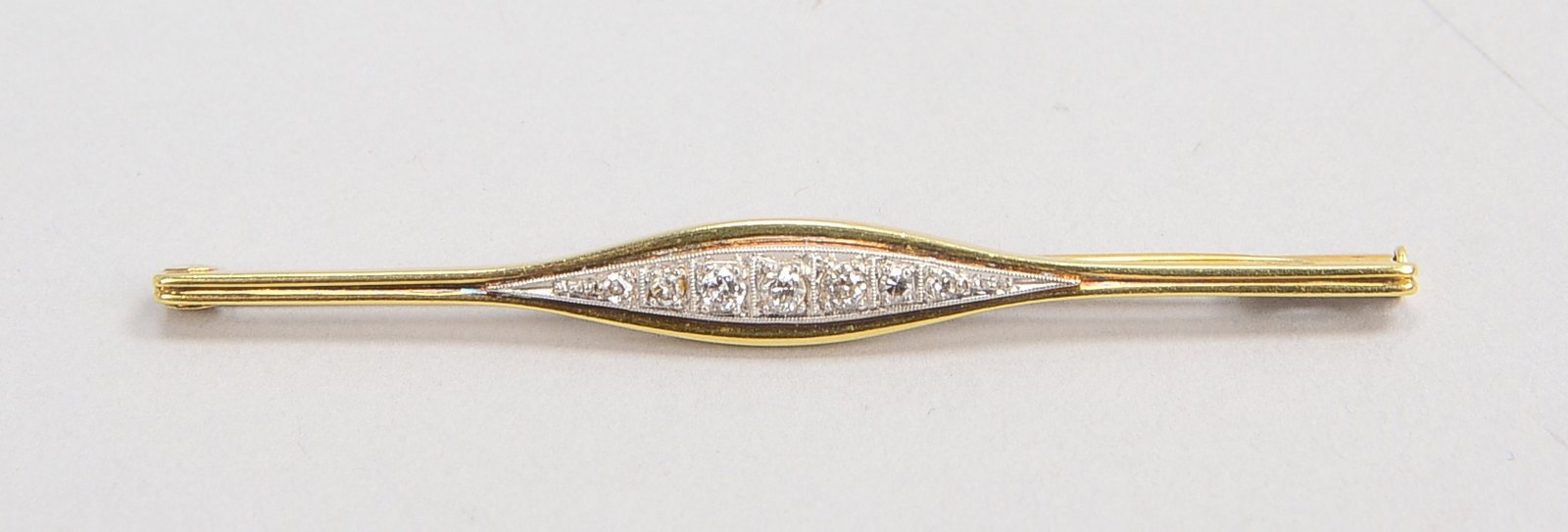 Stabbrosche, 585 GG/WG (gestempelt), besetzt mit 7x kleinen Diamanten; Länge 6,5 cm, Gewicht 5 g