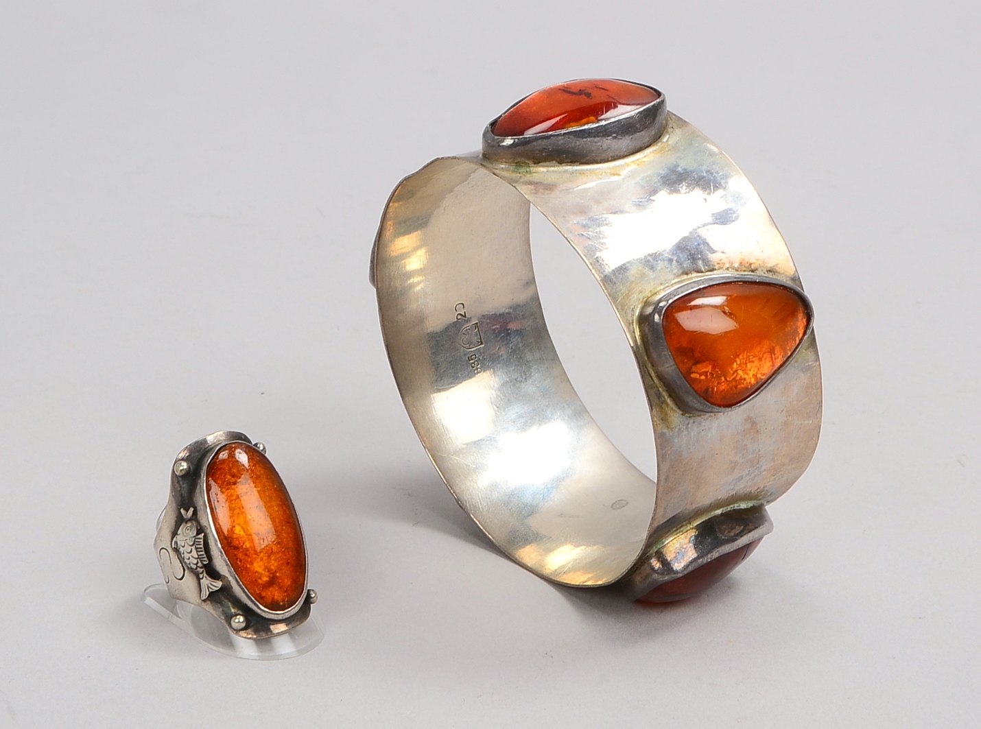 Fischland, 2 Designer-Schmuckteile, 835 Silber, jeweils mit Bernsteinbesatz, Steine im Cabochonschli