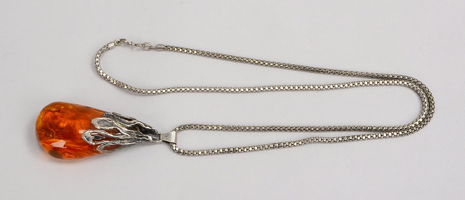 Halskette mit Anhänger, Silber, Anhänger mit Bernsteinbesatz; Länge Kette 73 cm, Länge Anhänger 7 cm