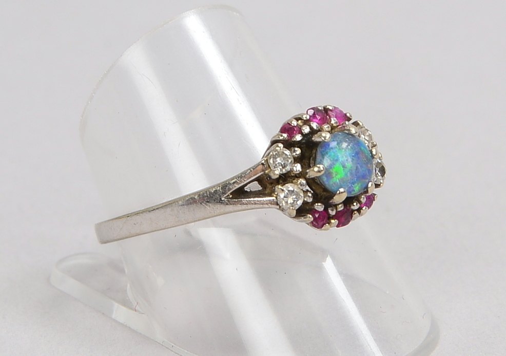 Ring, 585 WG (gestempelt), besezt mit einzelnem Opal, Stein im Cabochonschliff, sowie mit 4x kleinen