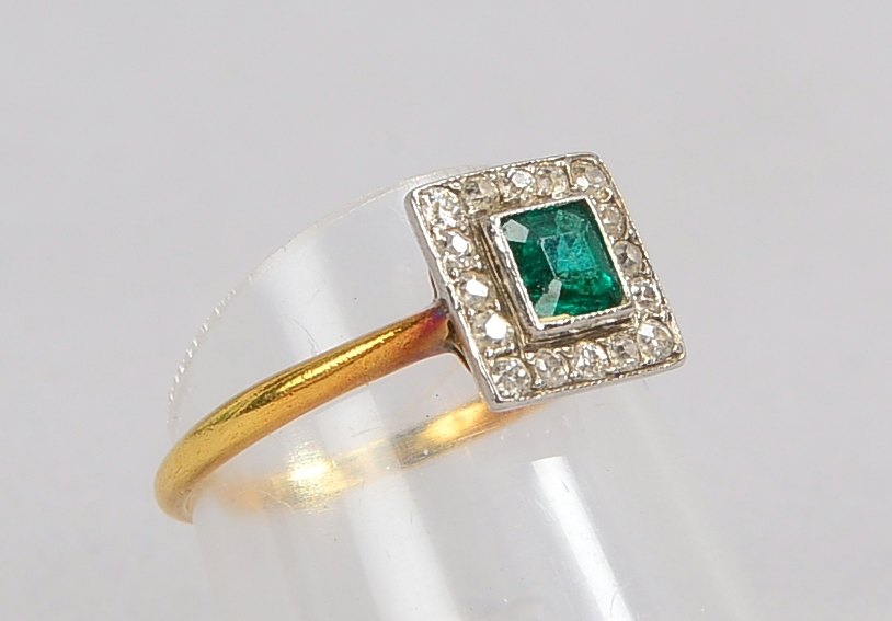 Ring, 750 GG/WG (geprüft), Ausführung im Art déco-Stil, besetzt mit einzelnem Smaragd, Stein mit ein
