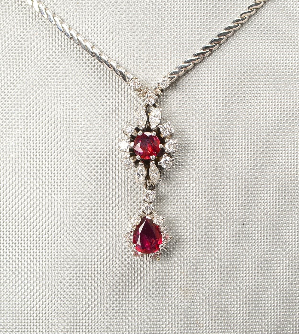 Collier, 585 WG (gest.), Rubine und Diam./ca. 1,08 ct, Steckschl.; Gewicht 15,30 g