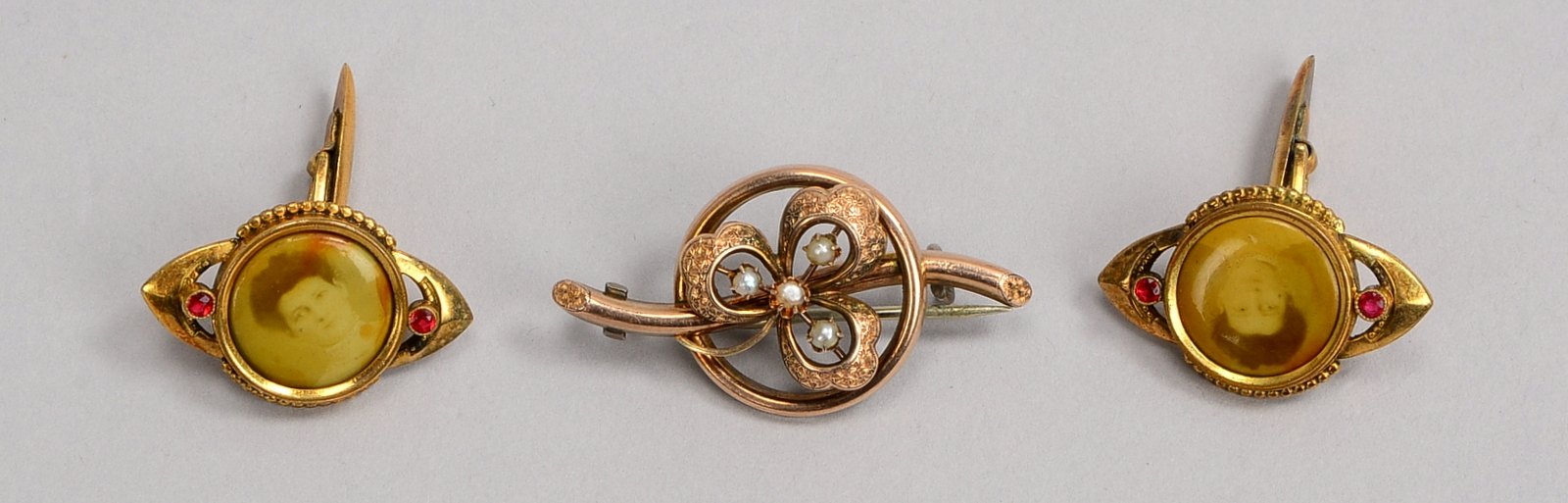 Kleines Biedermeier-Schmuckkonvolut, verschiedene Teile und Ausführungen: 1 Brosche, Schaumgold, und