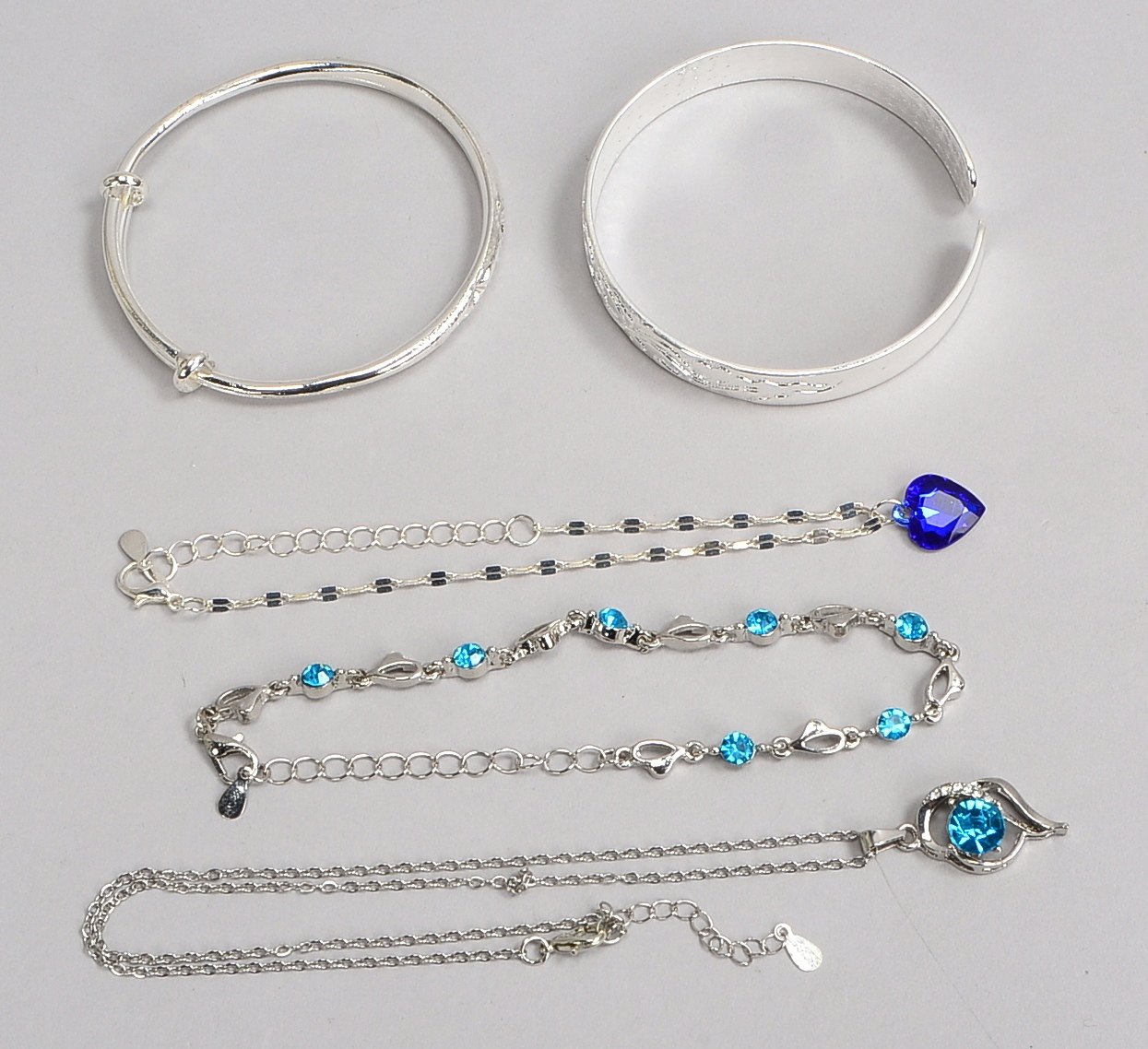Silberschmuck-Konvolut, 925 Sterlingsilber, verschiedene Ausführungen, 5 Teile: 1 Halskette, 2x Armb