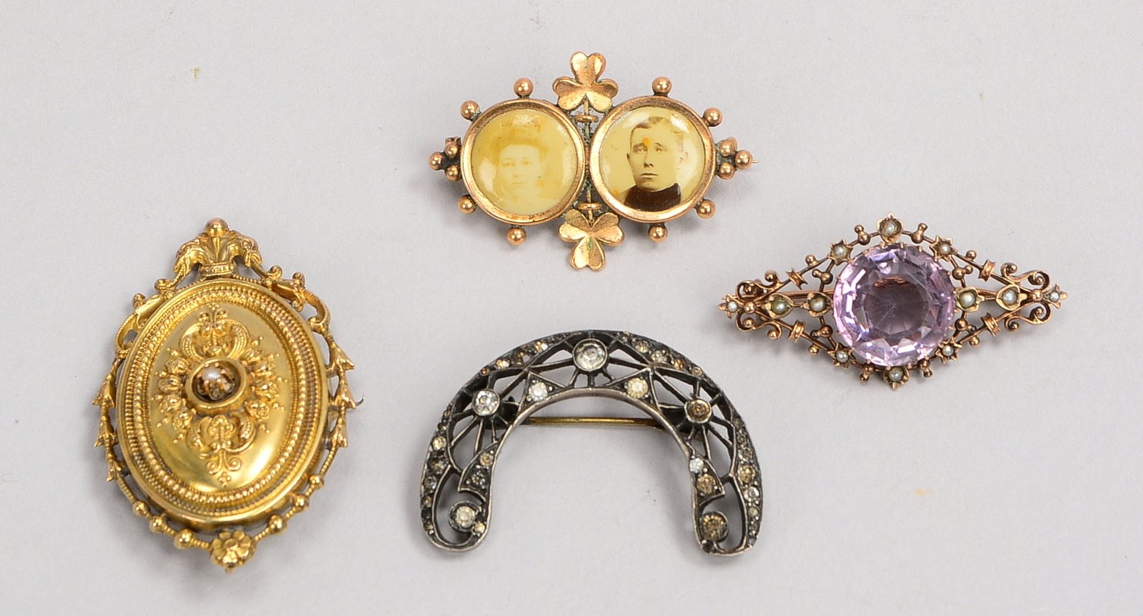 Kleines Schmuckkonvolut (Biedermeier), 4 Broschen, verschiedene Ausführungen und Materialien (Silber