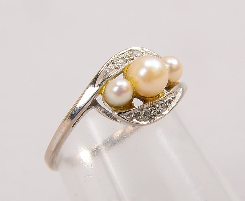 Ring, 585 WG (gest.), mit 3x Perlen/4x kl. Diam.; RG 52, Gewicht 2,50 g