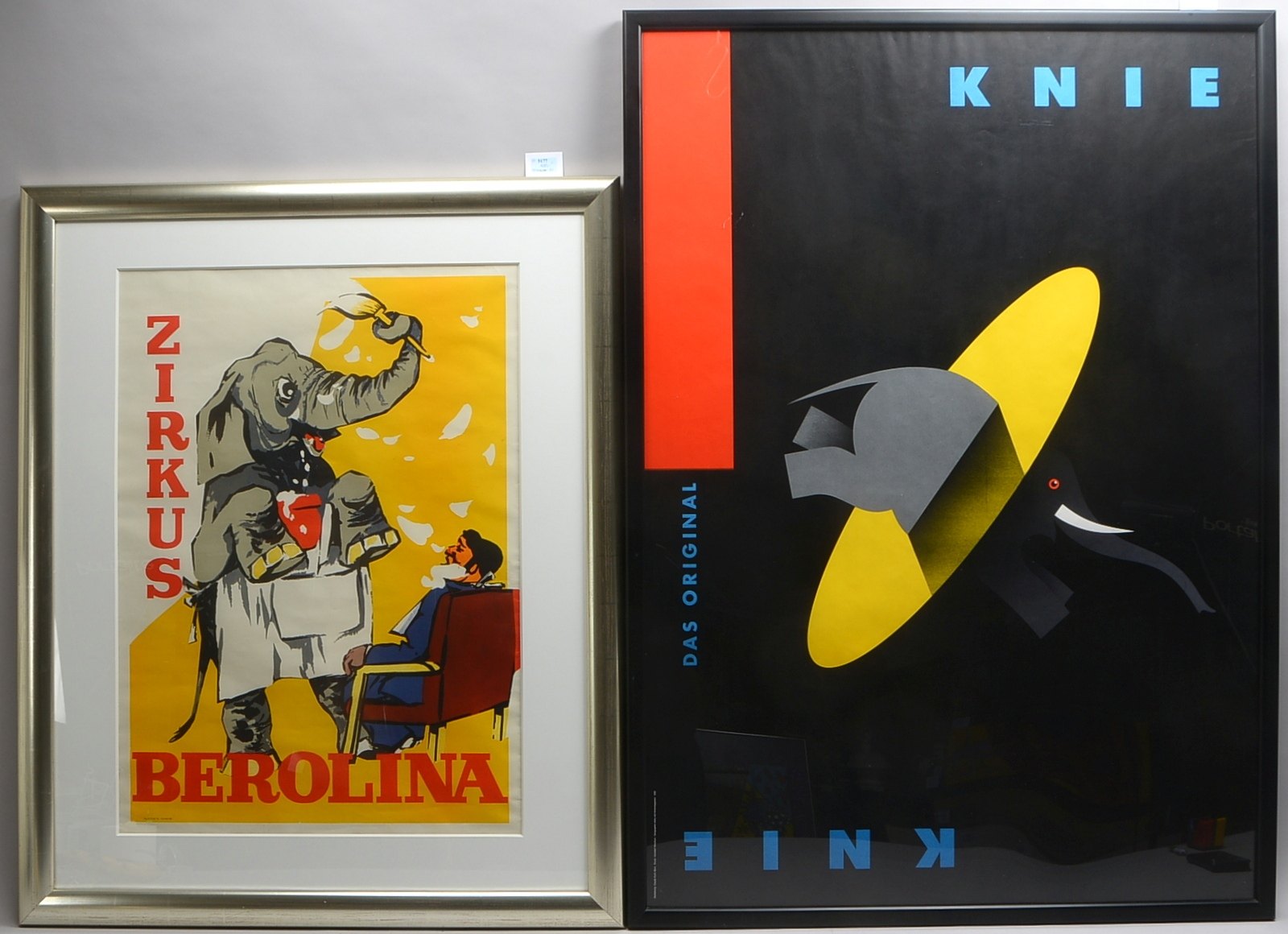 2 Künstler-Ausstellungsplakate, jeweils hinter Glas gerahmt; 1x Rahmenmaße 133 x 95 cm, und 1x Maße