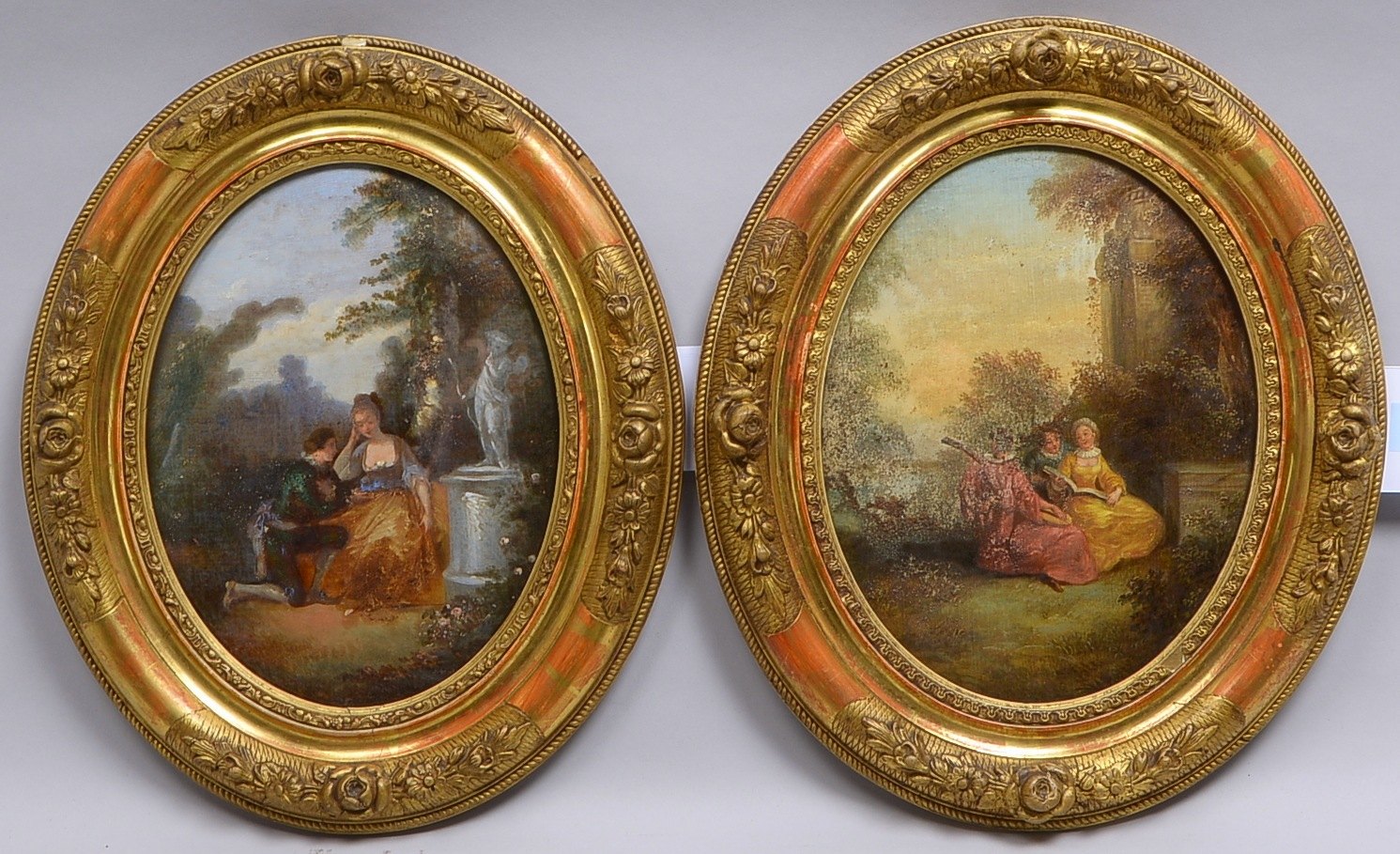 Paar Hinterglasmalereien, 'Galante Szenen', jeweils im ovalen Rahmen; Rahmenmaße 35 x 29 cm
