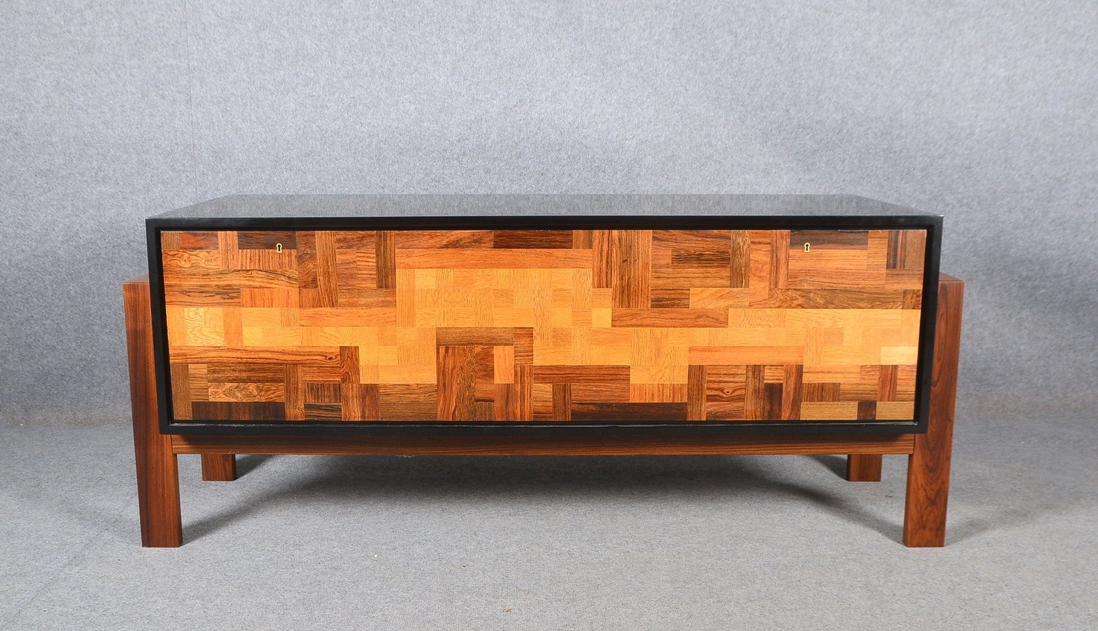 Sideboard, Klavierlack/Holzmosaik, innen 2x Fächer/2x Schübe, seitl. Füße; Breite 177,5 cm