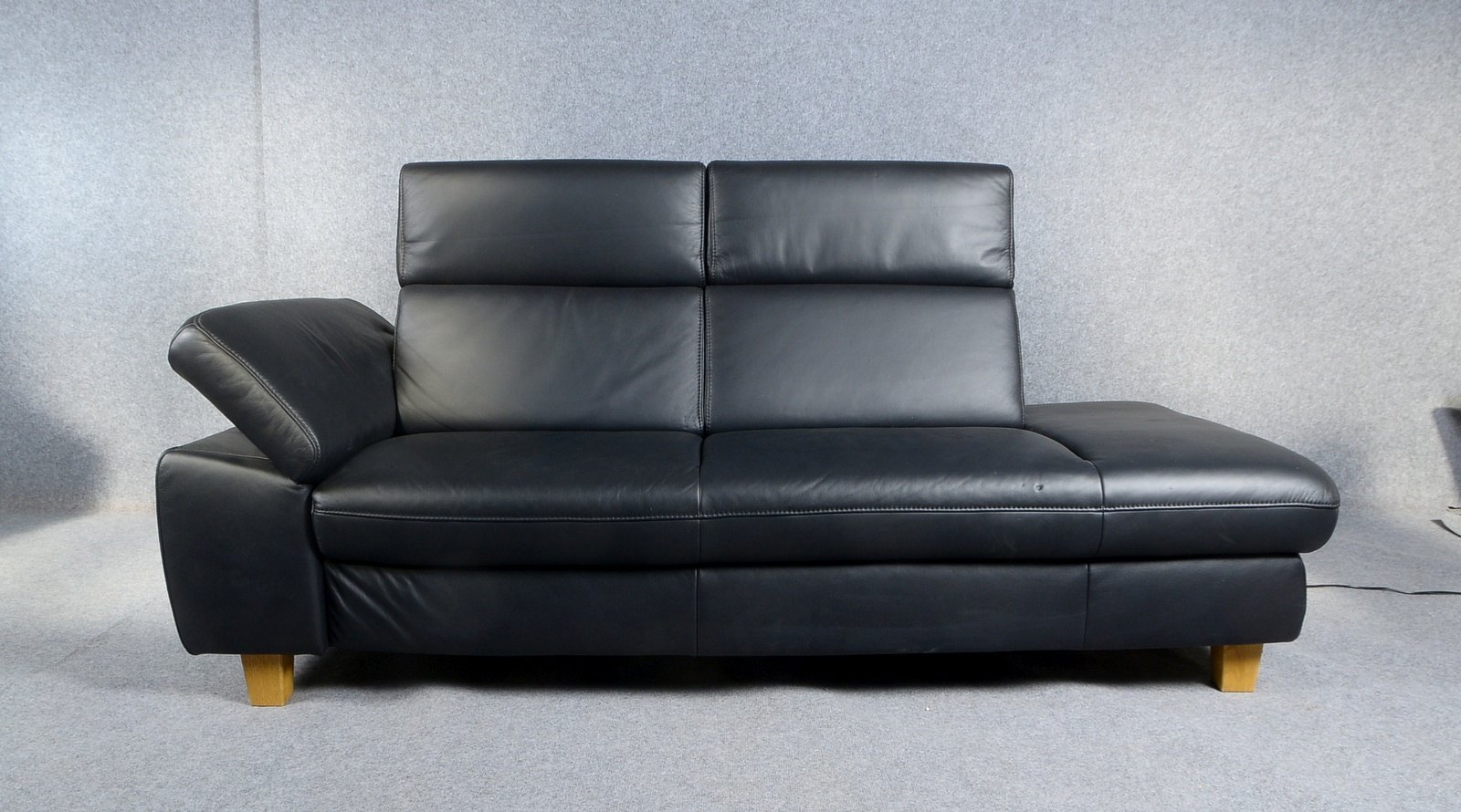 Vito, Designersofa, schwarzes Leder, elektrisch verstellbar/ausfahrbar - mit automatischer Lehnenpos
