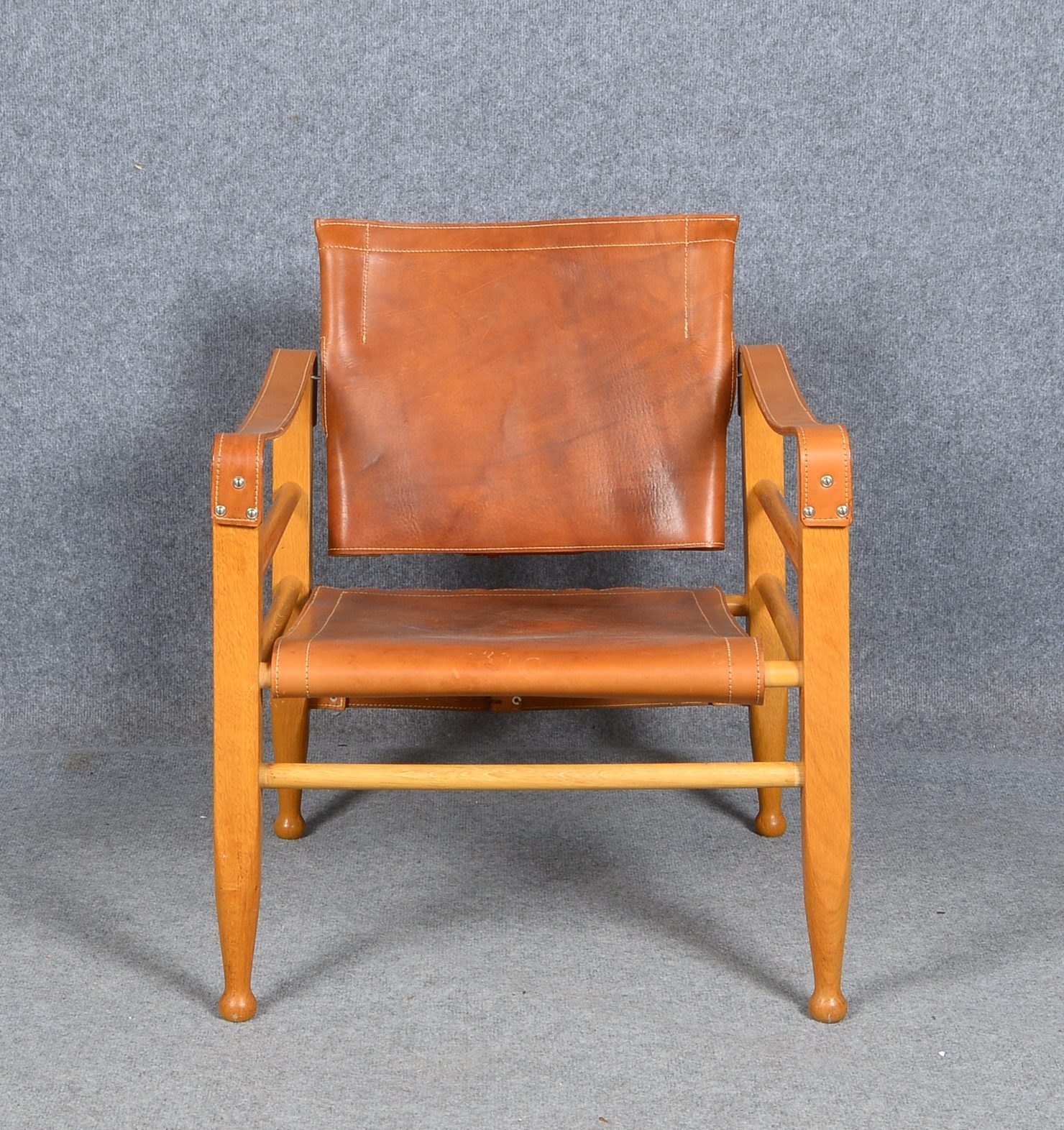 Designer-Stuhl/Safari-Chair (im Stil von Kaare Klint/Dänemark), Eichenholz-Gestell und cognacfarbene