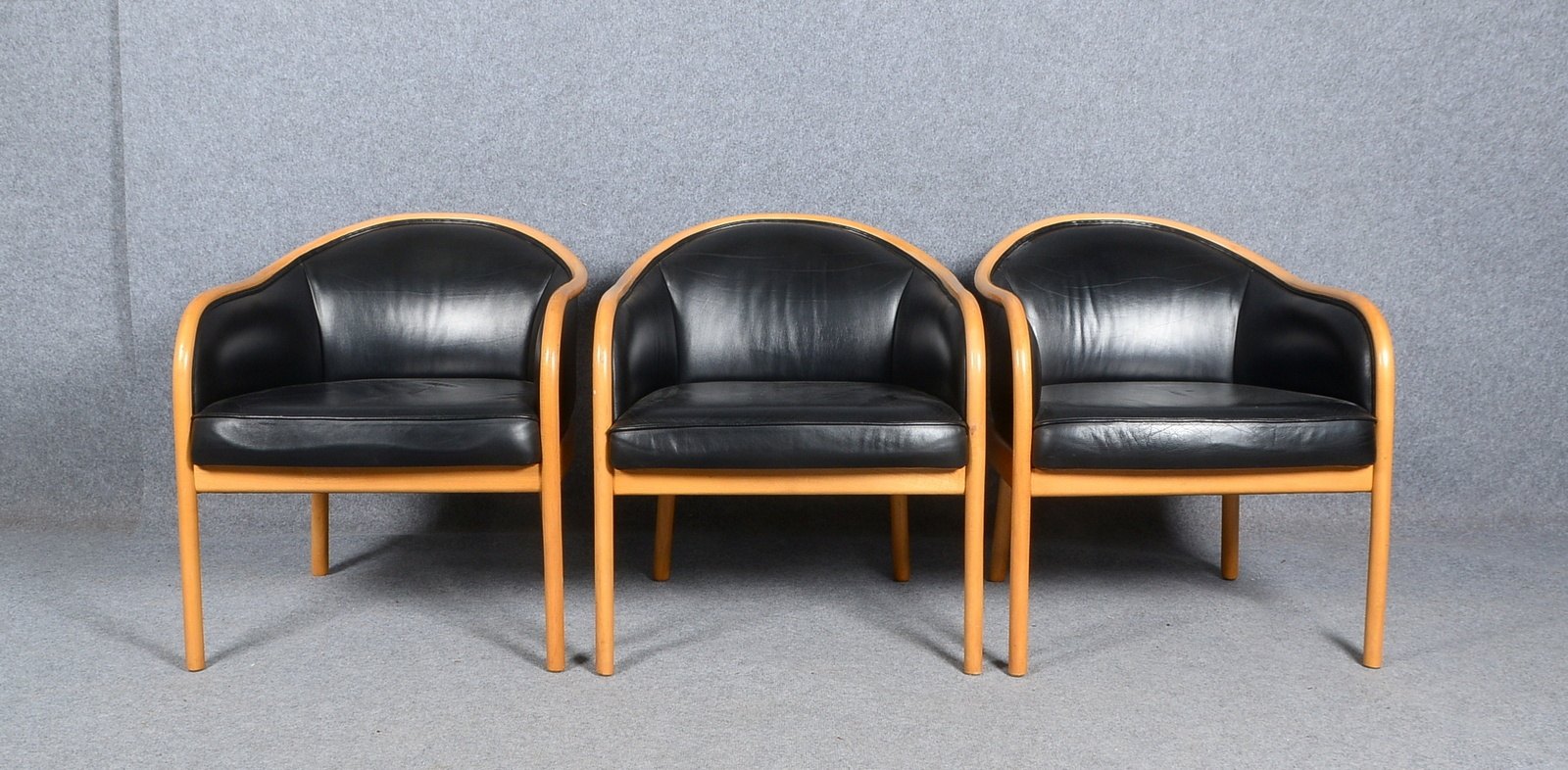 Thonet, Satz Stühle, Buchenholz mit schwarzem Lederbezug, 3 Stück; Sitzhöhe 45 cm (mit Gebrauchsspur