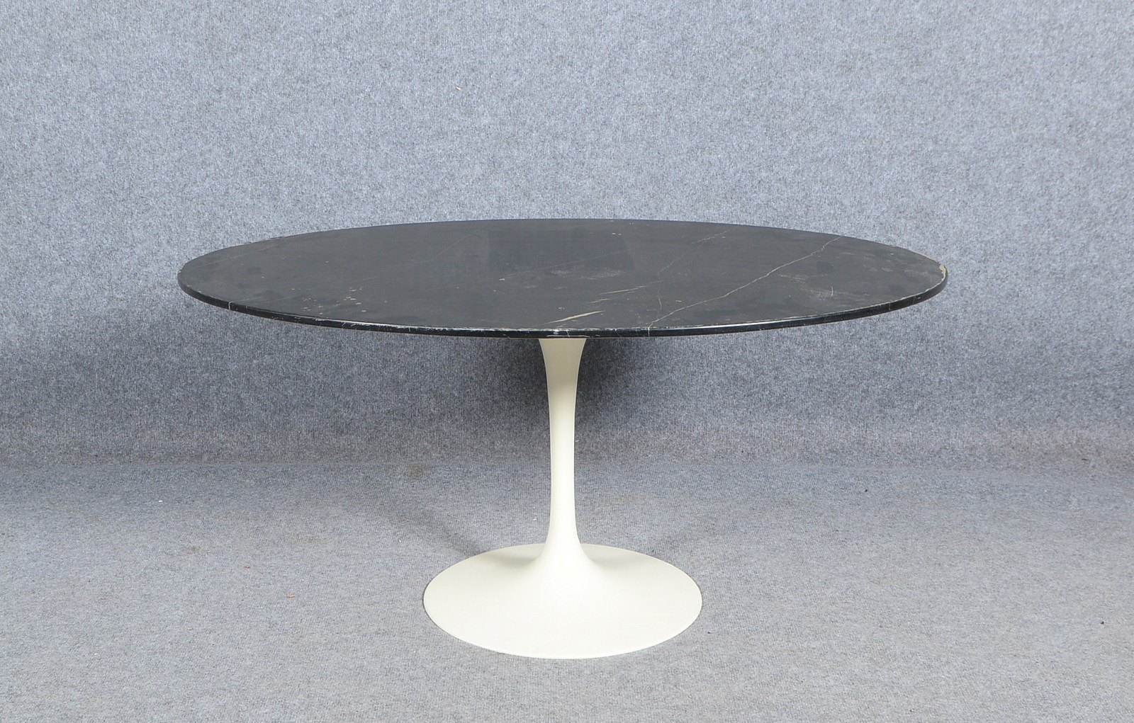 Knoll International, Designer-Esstisch, ovale Marmorplatte auf Aluguss-Fuß, Entwurf: Eero Saarinen;