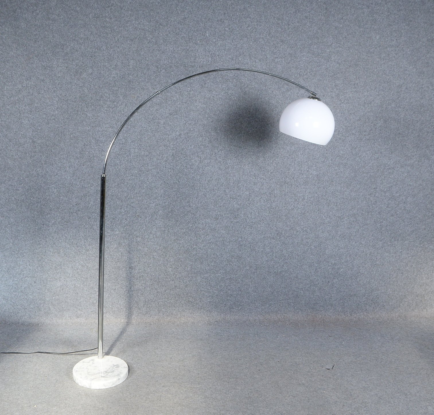 Designer-Bogenlampe, gebogenes Chromgestell mit halbkugelförmigem Kunststoffschirm, auf rundem Marmo