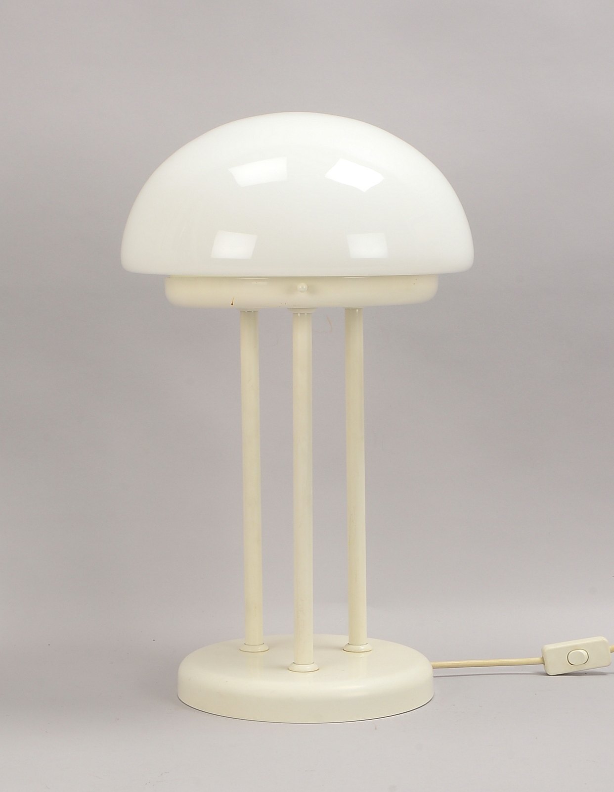 Designer-Tischlampe (1970er Jahre), halbkugelförmiger Milchglas-Schirm; Höhe 50 cm