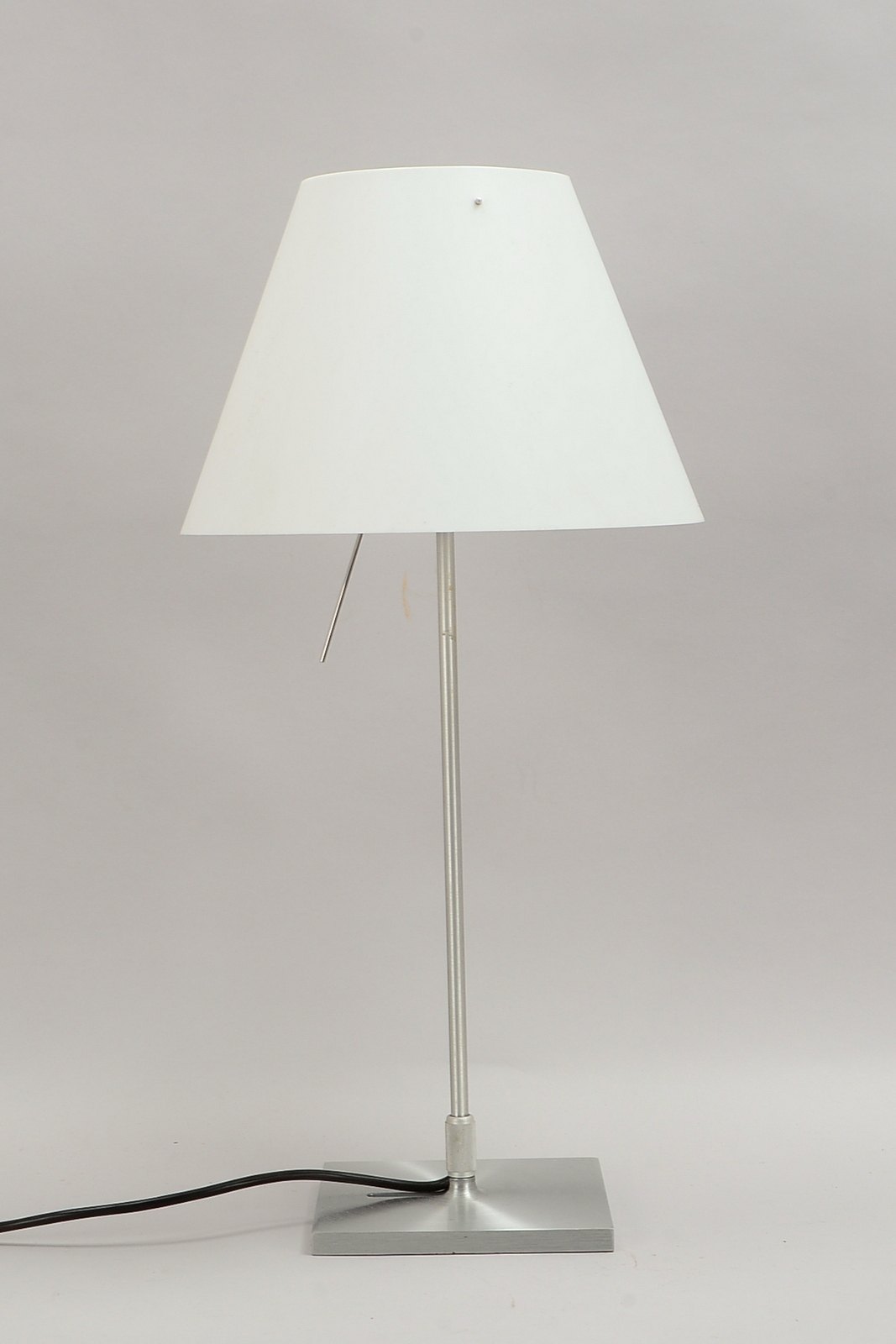 Luceplan/Italien, Designer-Tischlampe, 1-flammig, Modell 'Constanza', quadratischer Stand und Holm g