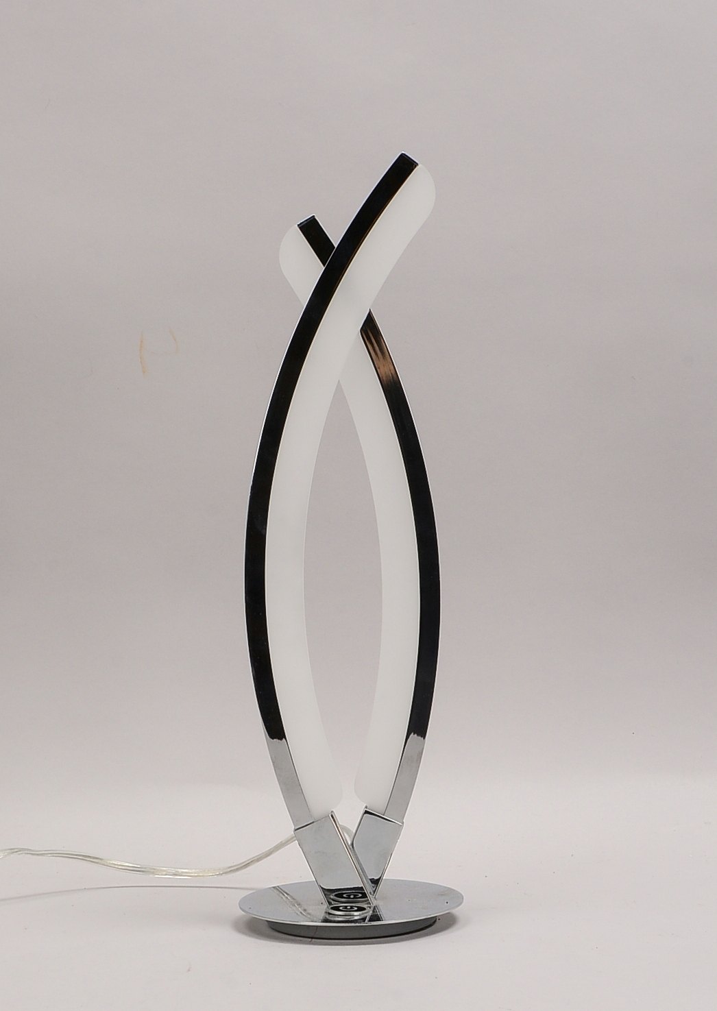 Designer-Tischlampe, 2-flammig, verchromtes Metall, mit 2x bogenförmigen Lichtelementen, 3-stufig sc