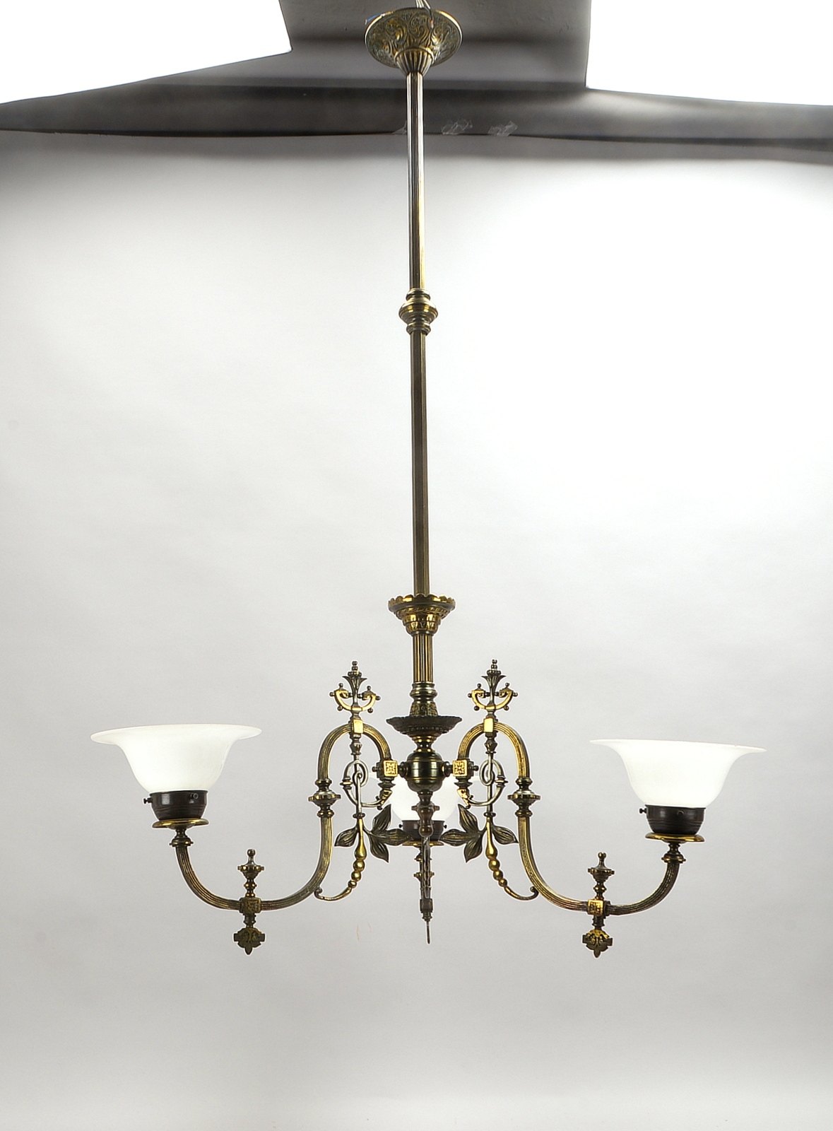 Deckenlampe (um 1900), 3-fl., Messing patiniert, mit 3x Milchglas-Schirmen