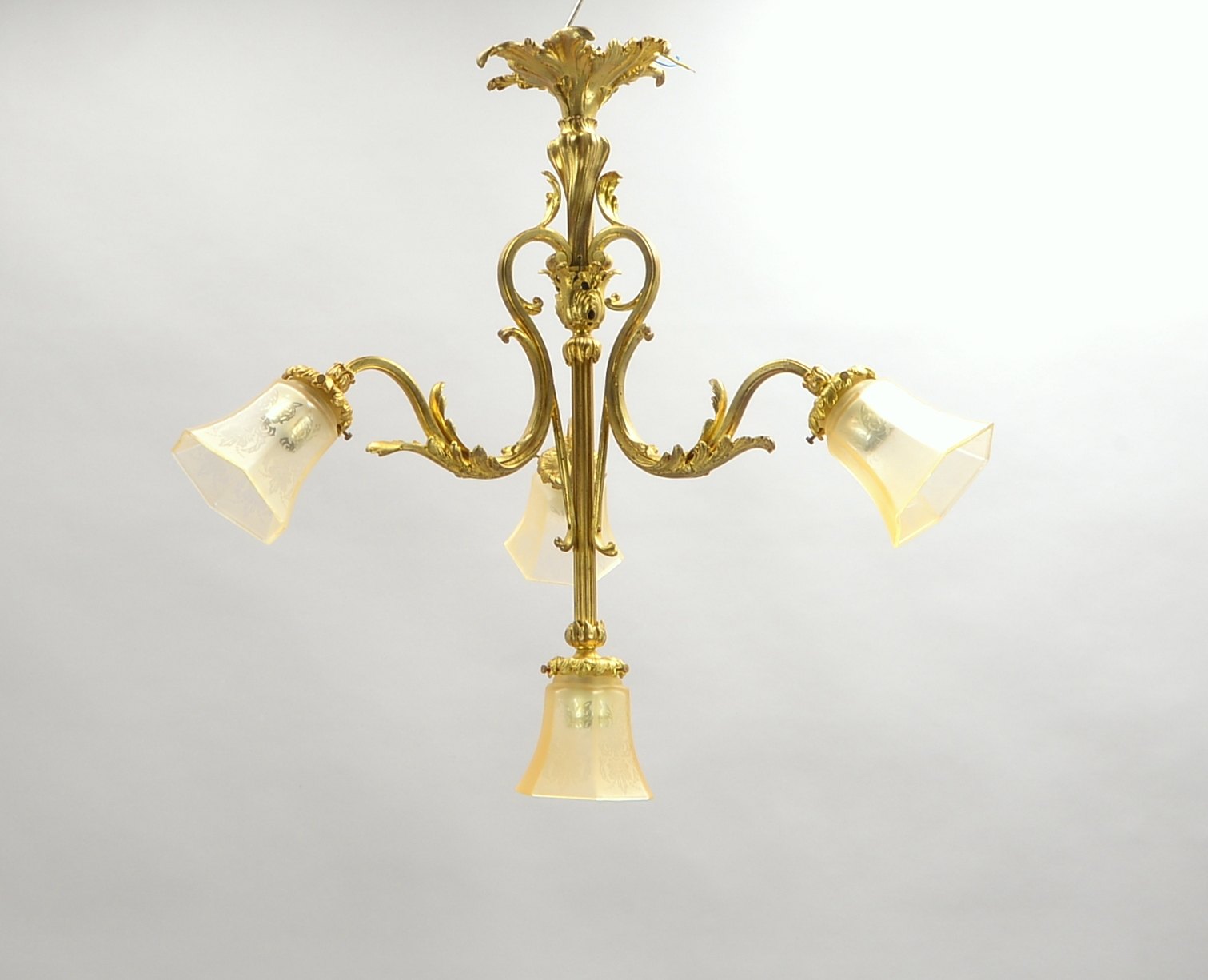 Deckenlampe, 4-fl., Bronze/vergoldet, mit Akanthusdekor, 6-passige geätzte Glasschirme