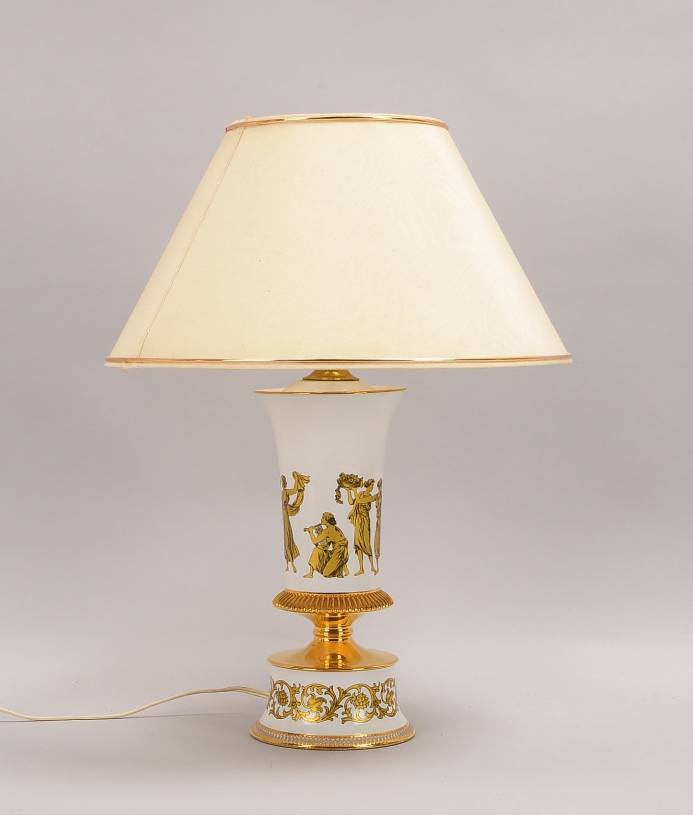 Tischlampe (Florenz/Italien), 1-flammig, Porzellan-Lampenfuß umlaufend mit klassizistischen Motiven,