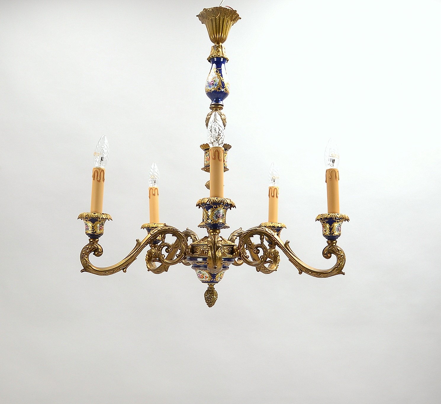 Deckenlampe (um 1900), 5-flammig, Bronze, mit Akanthusdekor, Porzellanbesatz mit Handbemalung, matti