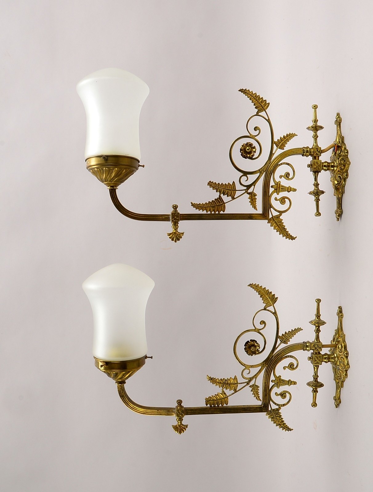 Paar Wandlampen, jeweils 1-fl. Messing, ornamentales Dekor, schwenkbar - elektr.