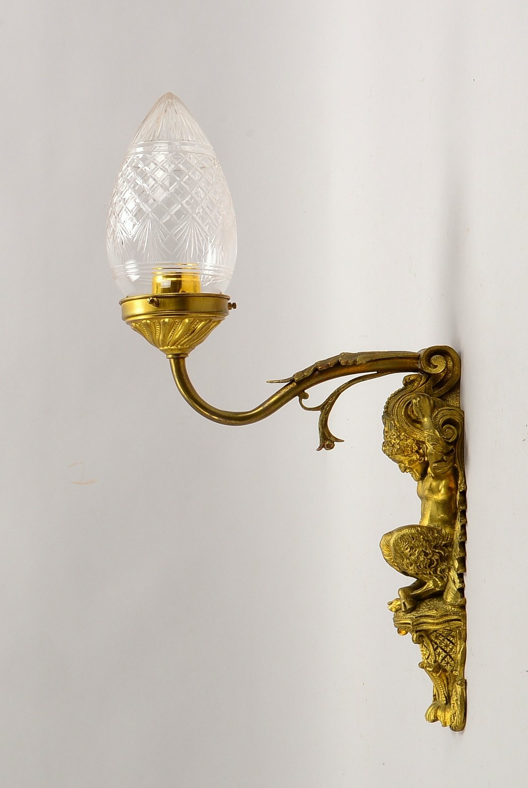 Wandapplikation, 1-flammig, Messingguss, mit figürlicher Applikation ('Satyr'), Figur goldgefasst, m