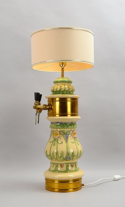Stehlampe aus alter Zapfsäule, 1-fl., Messing und Keramik/polychrom gefasst
