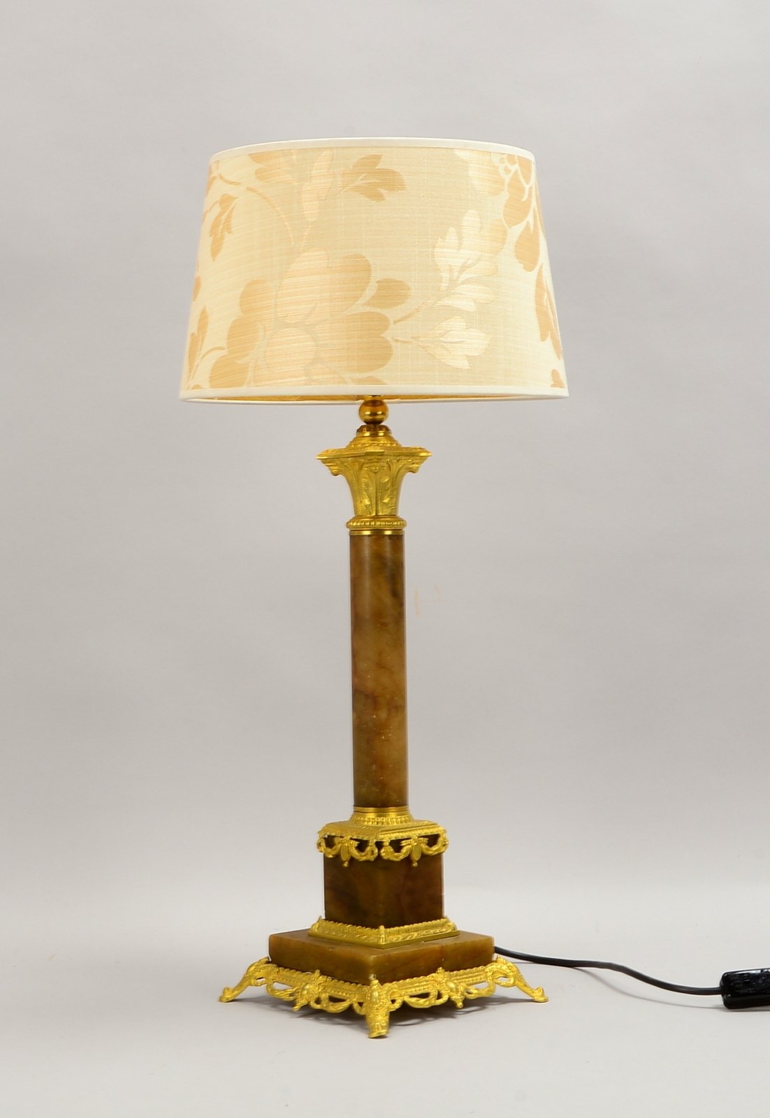 Tischlampe, 1-fl., Messing/Alabaster, mit beigef. floralem Stoffschirm