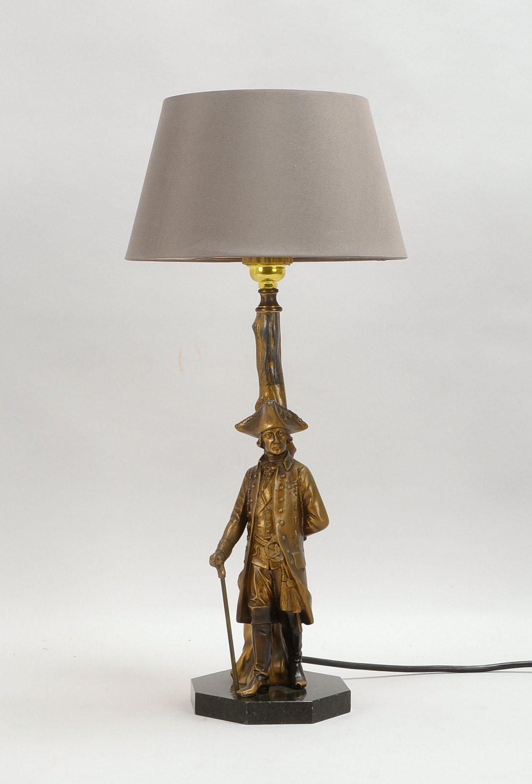 Tischlampe, 1-fl., figürlicher Bronze-Stand, mit Stoffschirm in Grau-Braun, auf Plinthe
