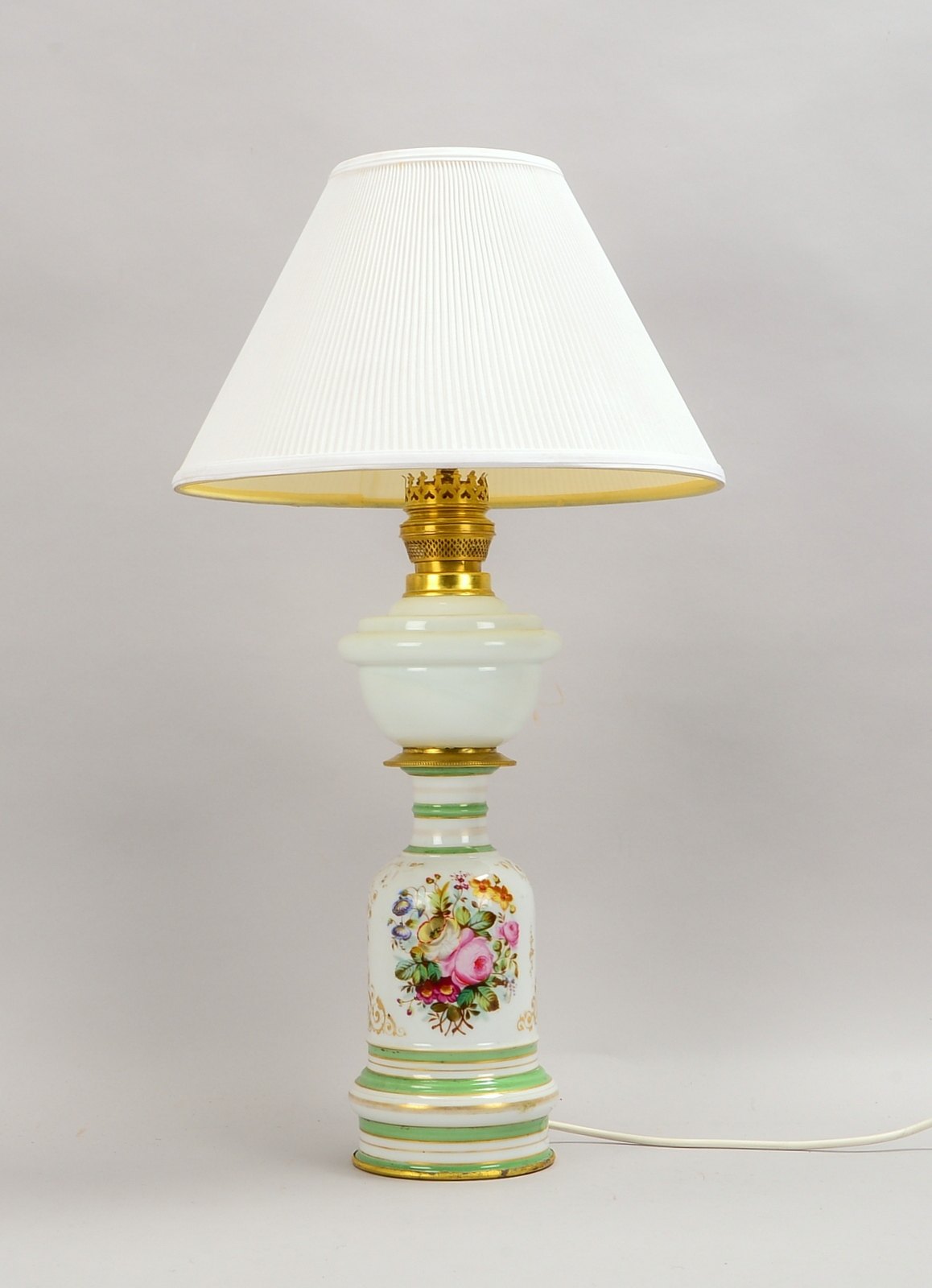 Tischlampe, 1-fl., aus Petroleumlampe - elektr., Porzellanfuß mit Handbemalung/goldstaff.