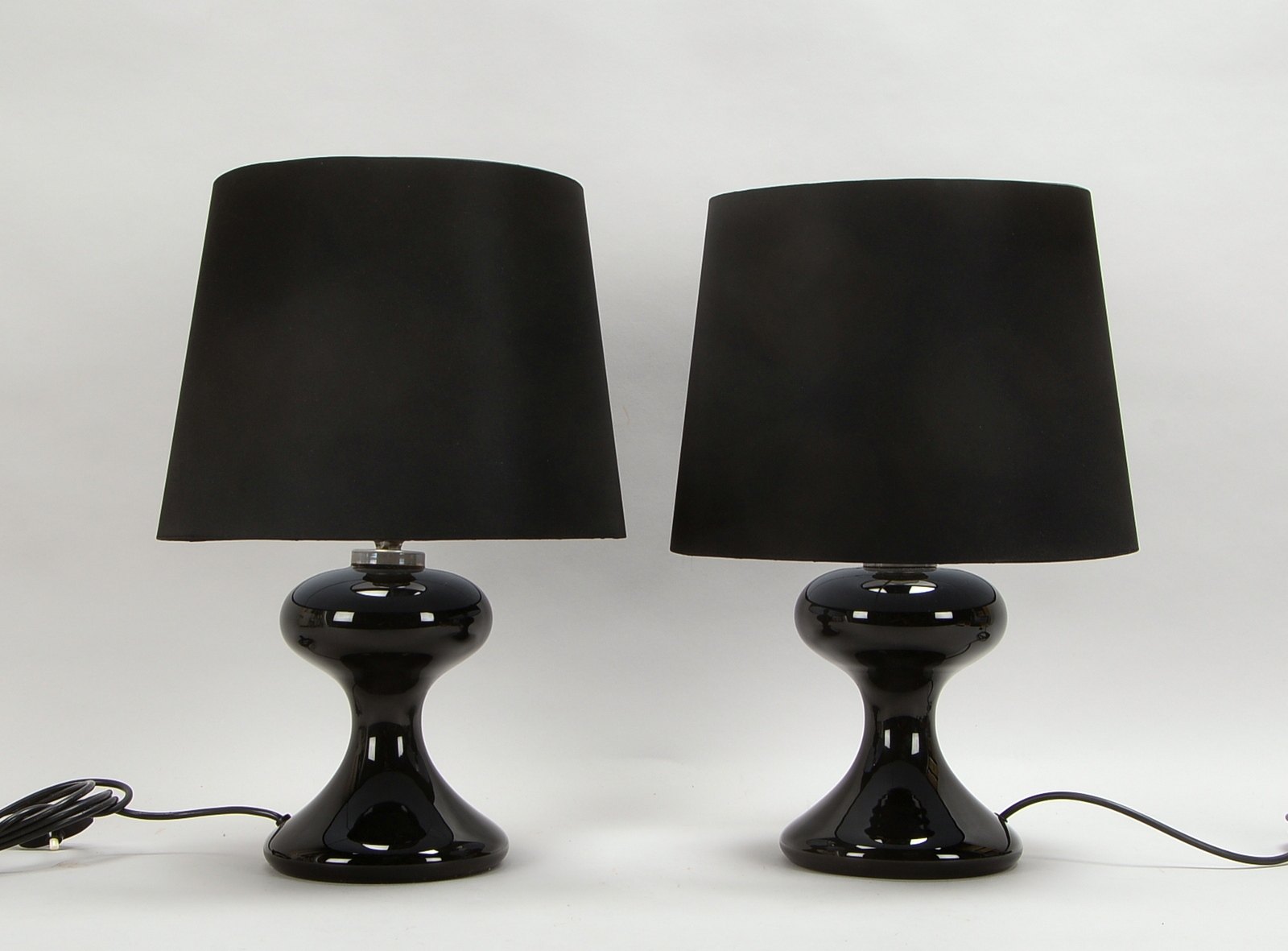 Design M, Paar Tischleuchten, jeweils 1-flammig, Modell 'ML1', schwarzer Glas-Balusterfuß, mit schwa