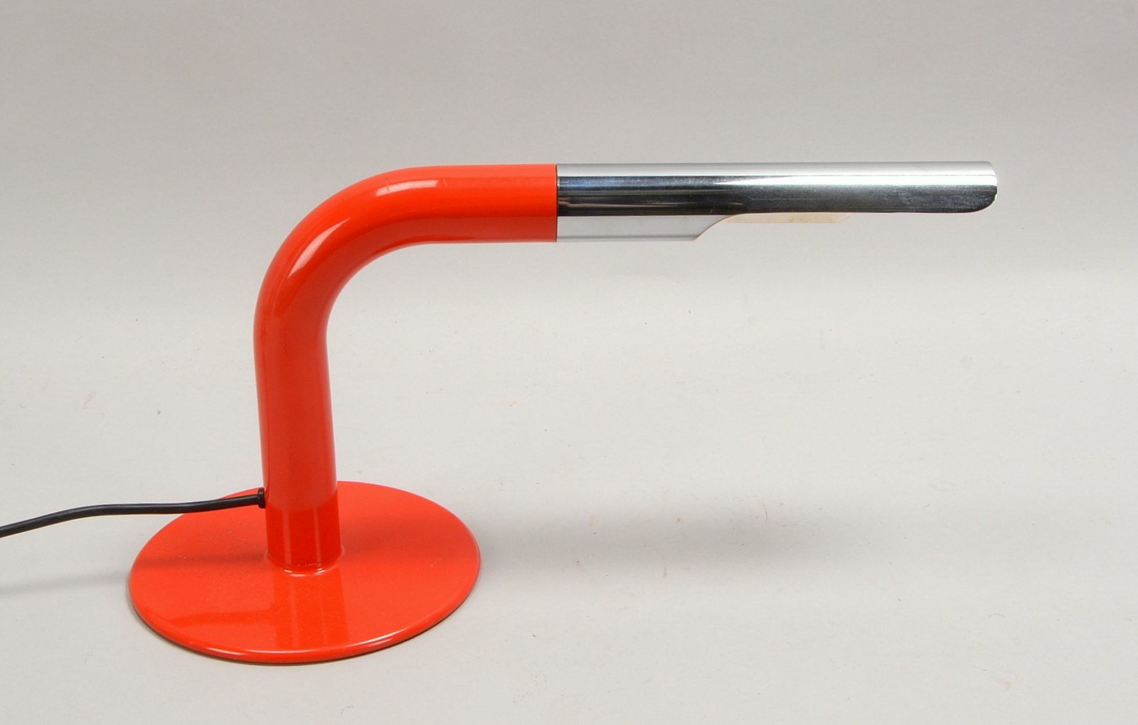 Design M, Tischleuchte, 1-flammig, Modell 'Gulp', Chromschaft/teils feuerrot lackiert, Entwurf: Ingo