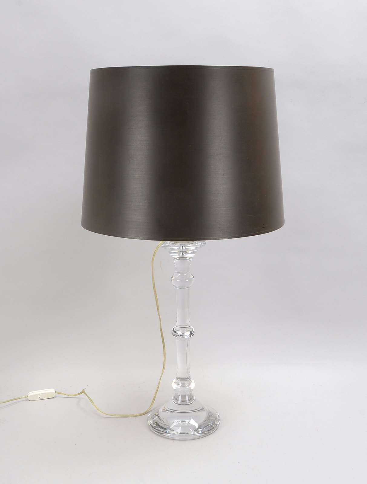 Design M, Tischleuchte, 1-flammig, Modell 'Tiffany', Klarglas-Schaft, mit braunen Kunststoffschirm,