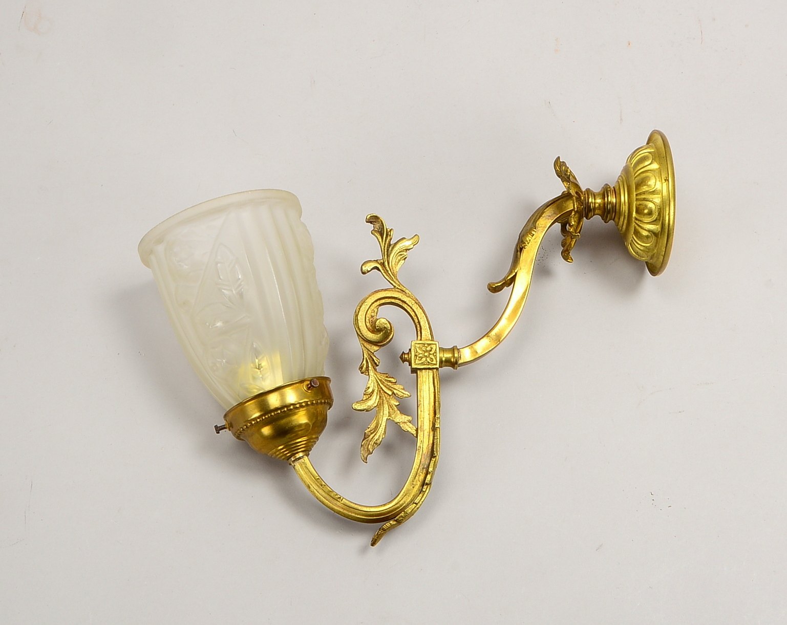 Wandapplikation, 1-flammig, Messingguss mit Akanthusdekor, mattierter Milchglas-Schirm - ele