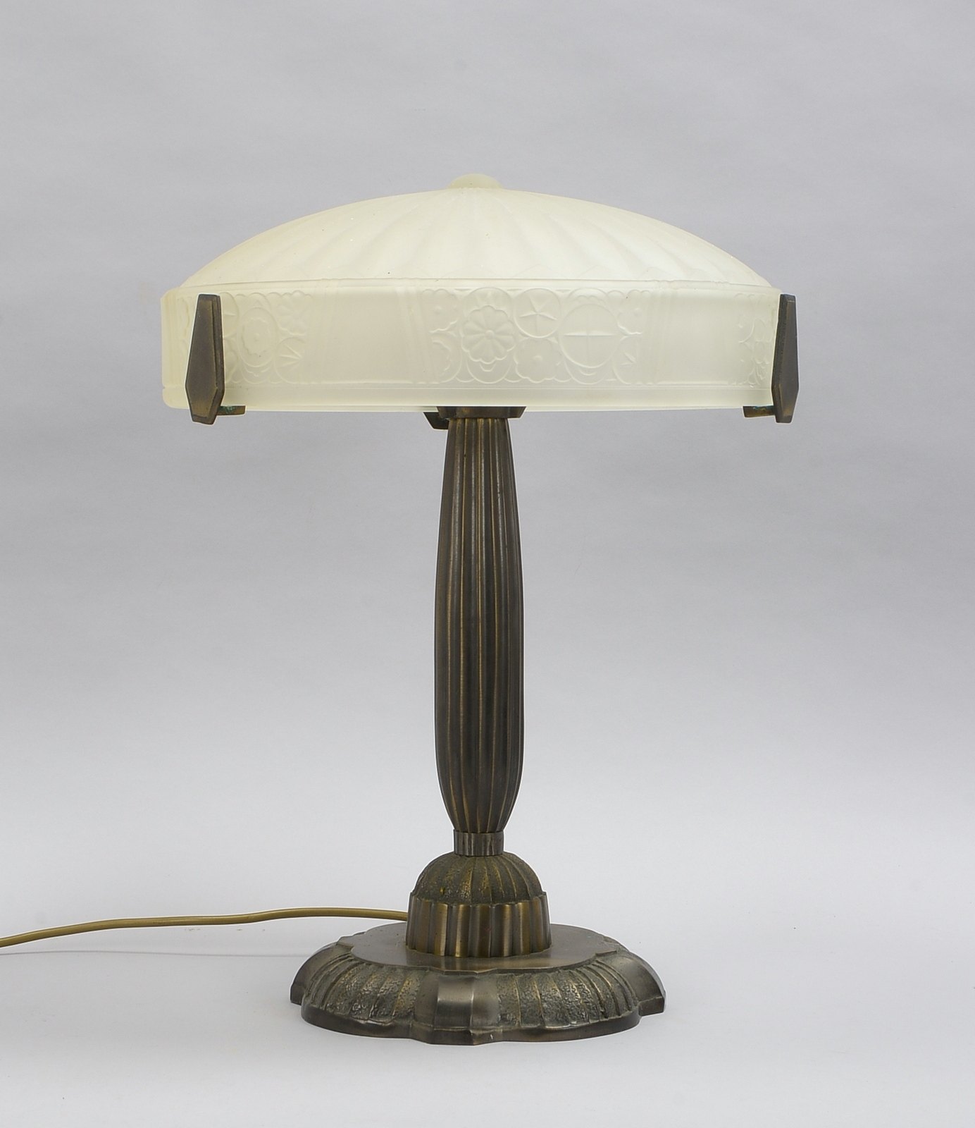 Tischlampe (im Art déco-Stil), 3-flammig, Bronze-Lampenfuß, mit Glasschirm/mattiert; Höhe 45 cm