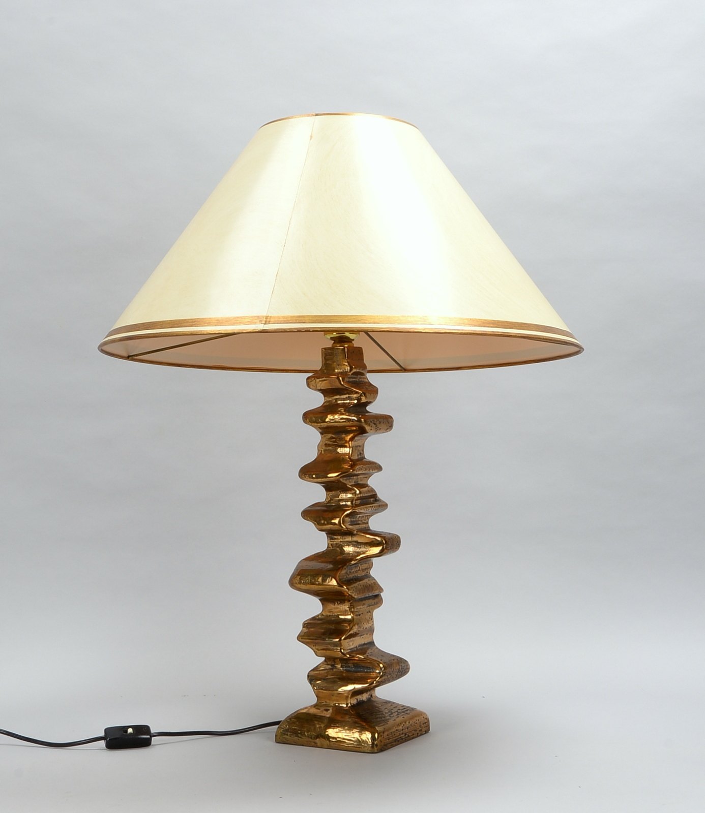 Tischlampe, 1-fl., Bronze, schwere getreppte Ausf., mit Schirm; Höhe 77 cm