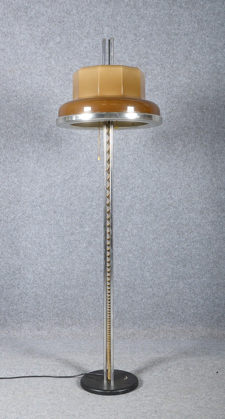 Stehlampe, 3-fl., 10-pass. Schirm/braunes Plexiglas, verchr. Metallring/3-streb. Schaft