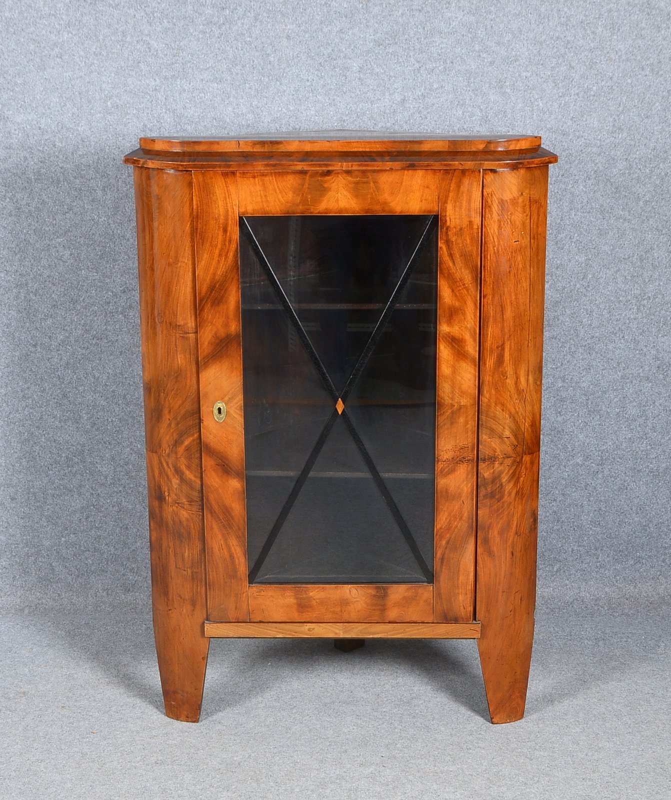 Eck-Halbschrank (Biedermeier), Mahagoni-Spiegelfurnier, 1-türig verglast/versprosst, Korpus mit 2x E