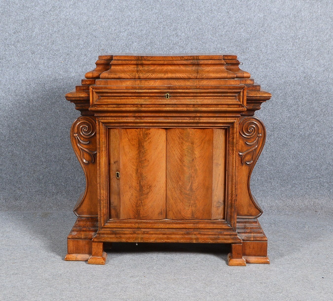 Kleiner Zierschrank (Louis Philippe), Mahagoni auf Nadelholz, seitlich geschwungener Korpus, 1-türig