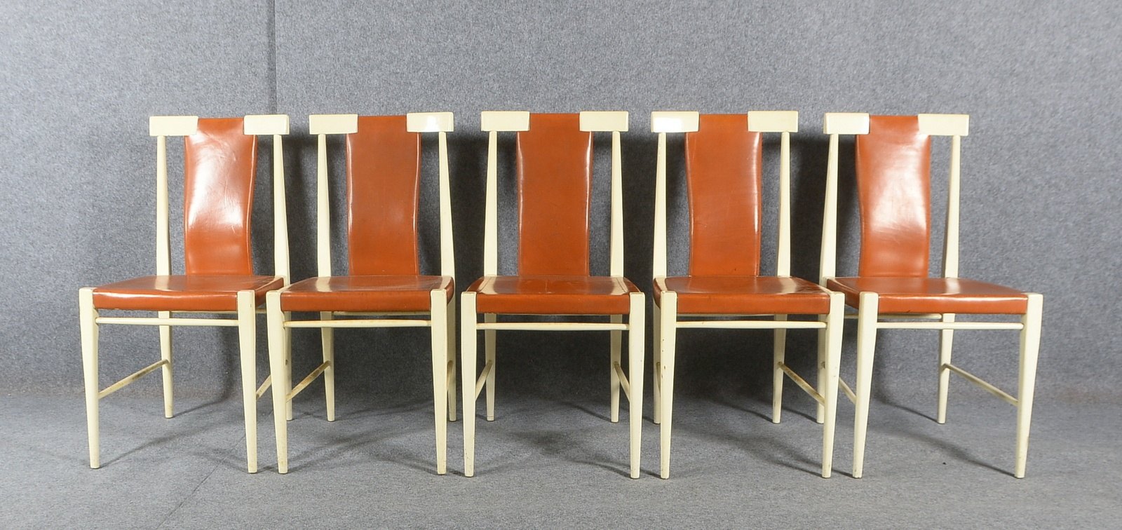 5 Designerstühle (wohl Dänemark), Holzgestell weiß gef., cognacf. Leder, 1x unles. gest.