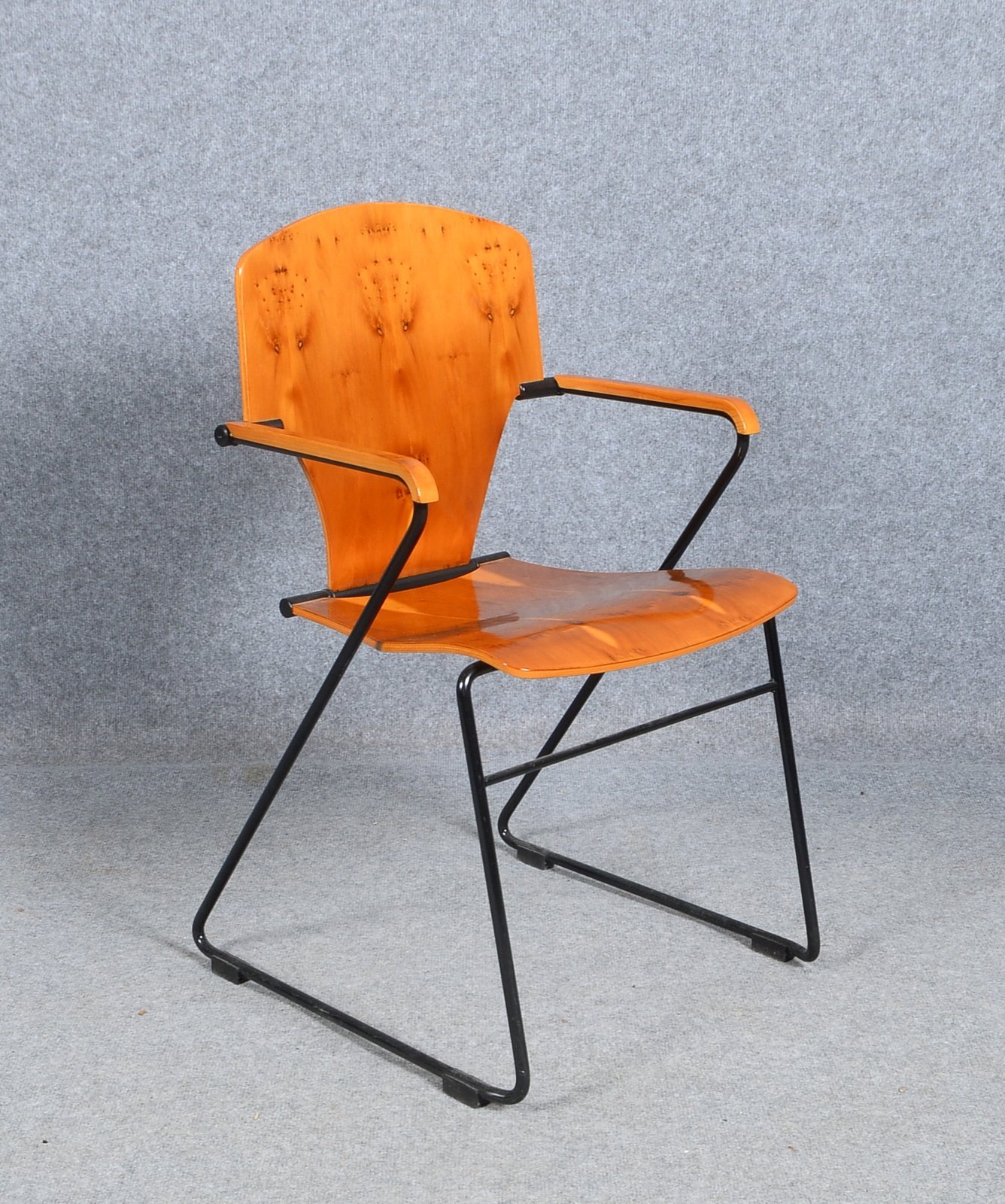Stua/Spanien, Designer-Stuhl, Modell '300', Schichtholz und Spiegelfurnier auf schwarzem Metall-Kufe