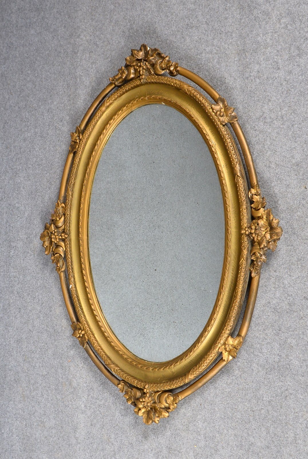 Prunkspiegel, Stuck auf Holz/vergoldet, ovale Form, florale Verz.; Maße 118 x 86 cm