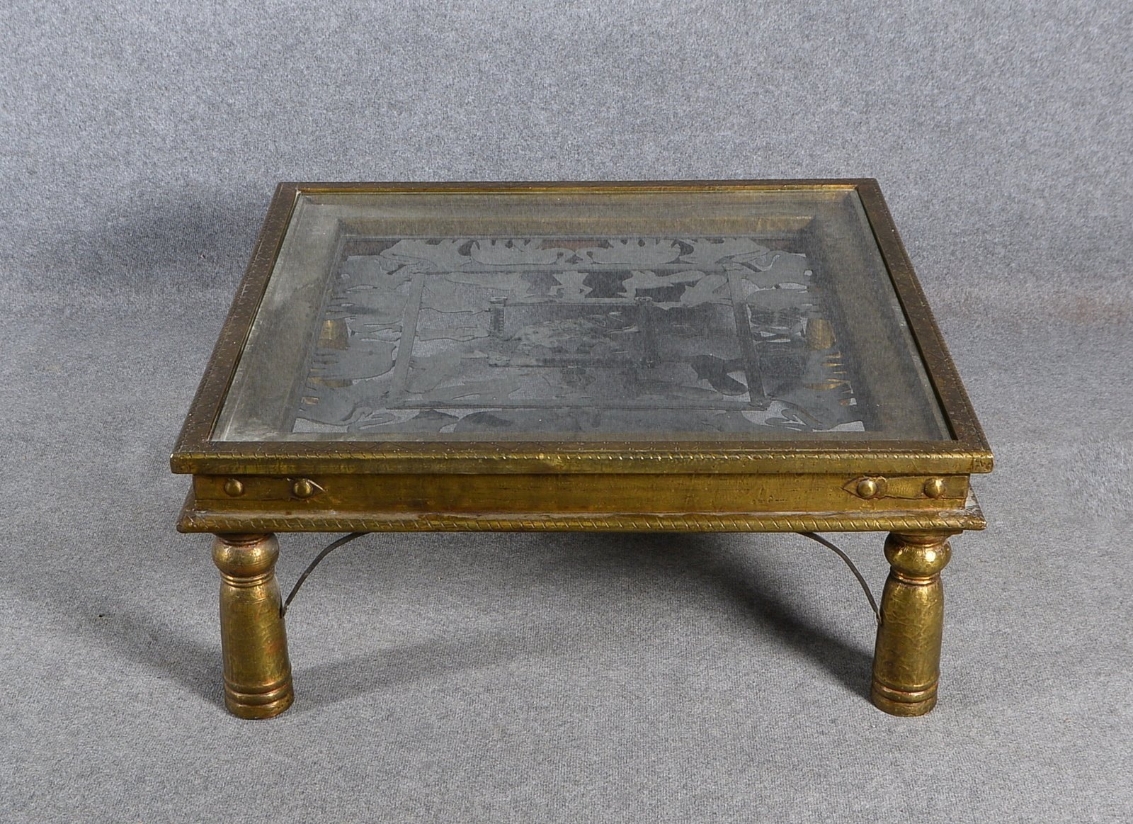 Couchtisch, quadrat. Gestell/Messingblech, Glasplatte auf figürl. durchbr. Eisenplatte