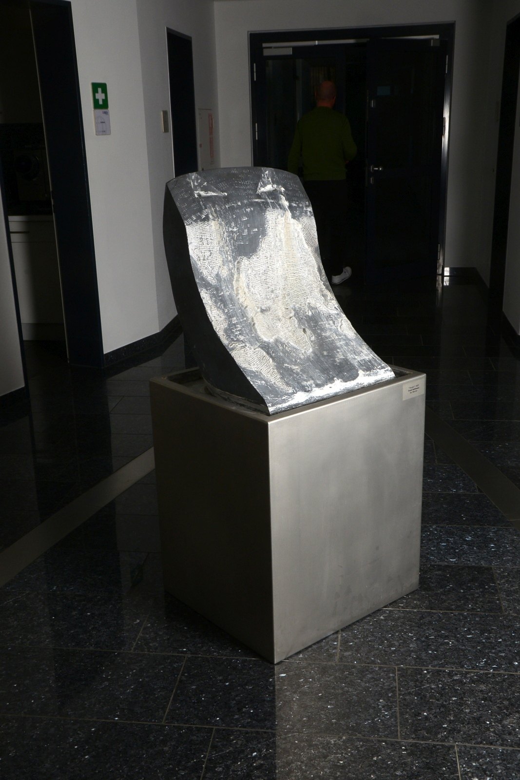 Bohlmann, Frank (ehemals in Bremen tätiger Künstler), Wasserspiel mit Marmor-Skulptur, 'Parabol' (20