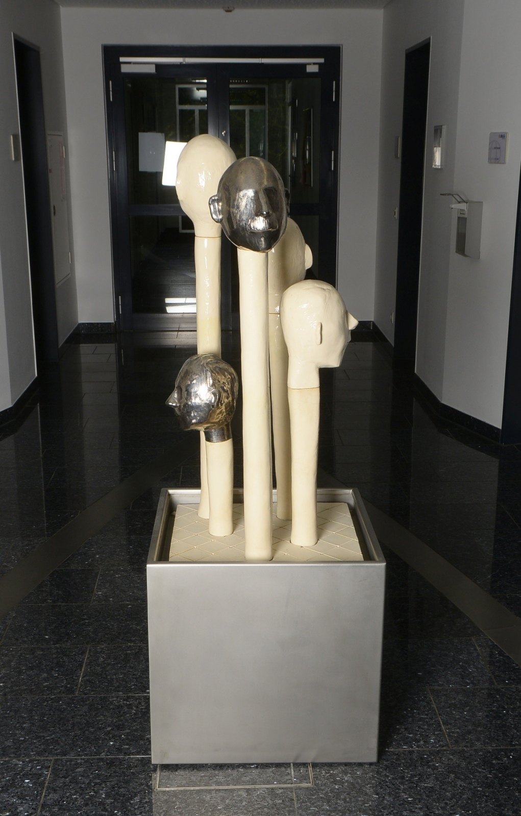 Klein, Marianne (zeitgenössische Schweizer Künstlerin), Wasserspiel mit Terrakotta-Skulpturengruppe,