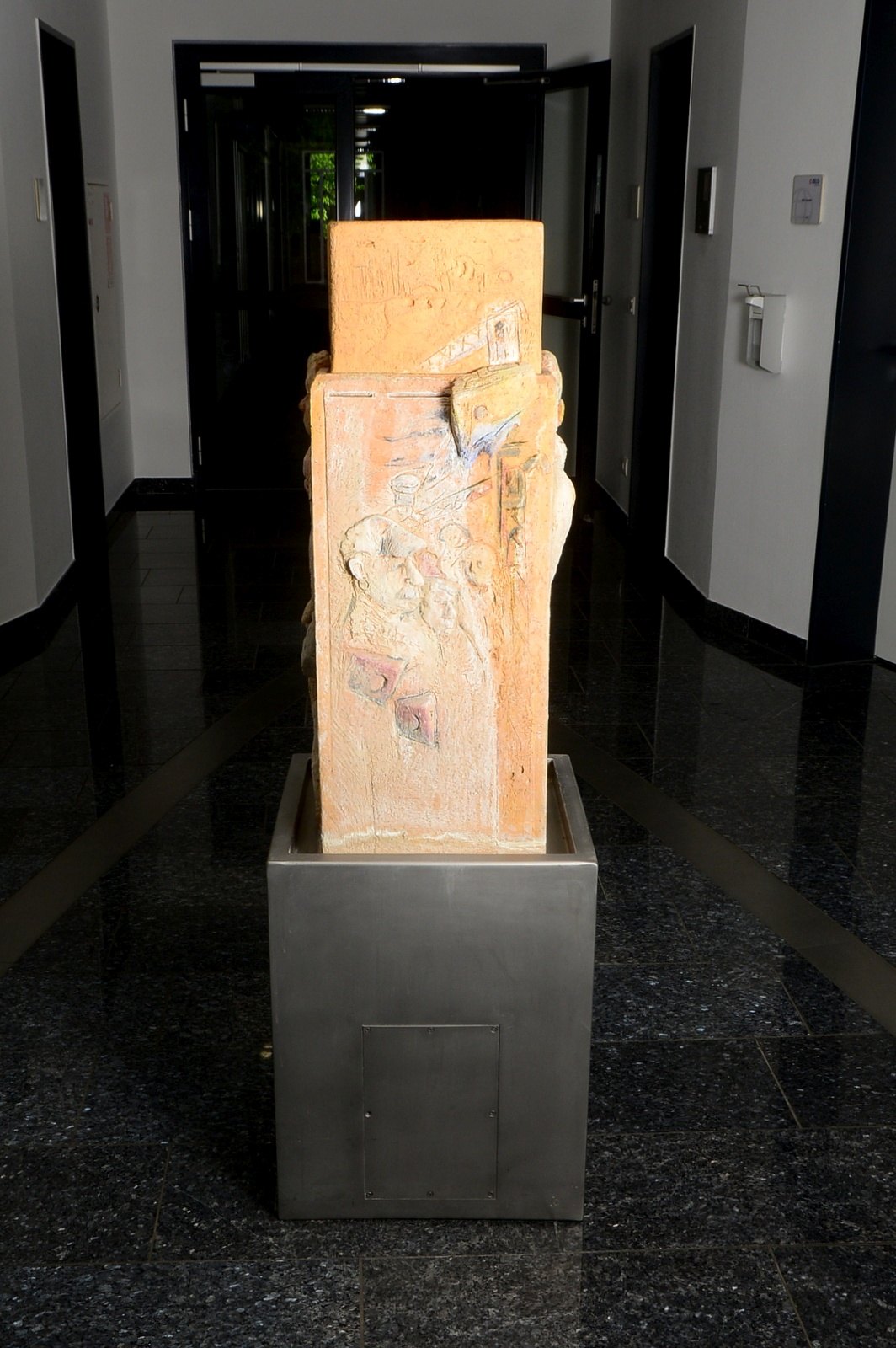 Supplieth, Stefanie (*1963 Braunschweig, lebt und arbeitet in Bremen), Wasserspiel mit Keramik-Skulp
