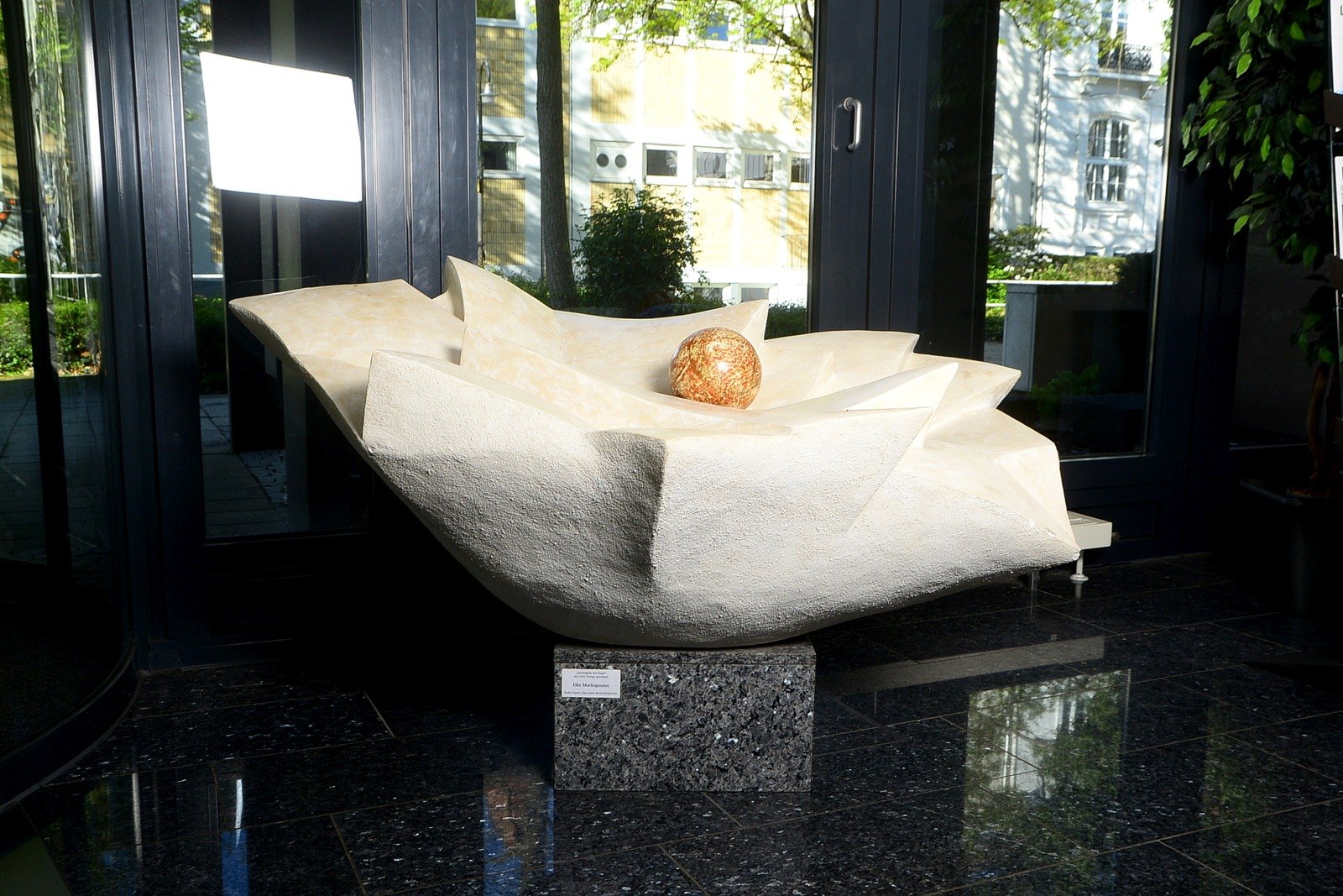 Markoupoulos, Elke (*1949 Stuttgart, lebt und arbeitet in Fischerhude), abstrakte Steinskulptur, 'Or